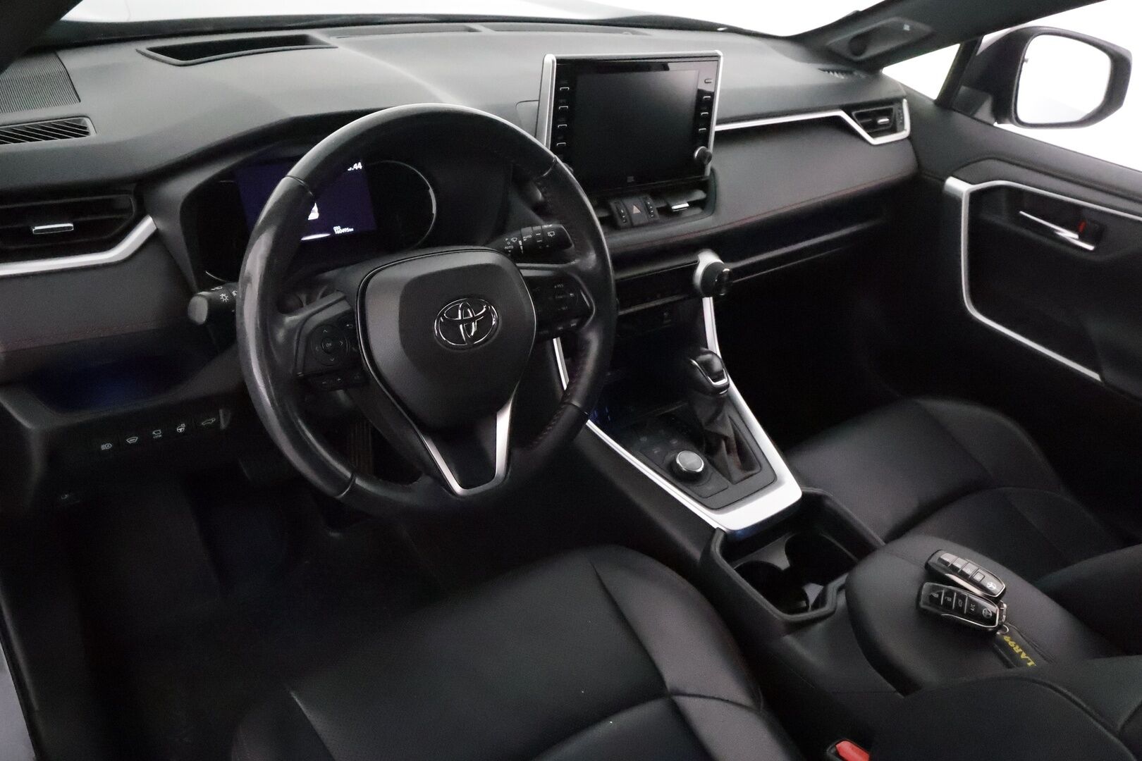 TOYOTA RAV4 PLUG-IN 2021 2,5 Hybrid Premium *ACC / JBL / HUD / Muistipenkki / Ilmastoidut nahat / Koukku / LED / 360° / KeylessGo* - Kahdet renkaat aluvanteilla