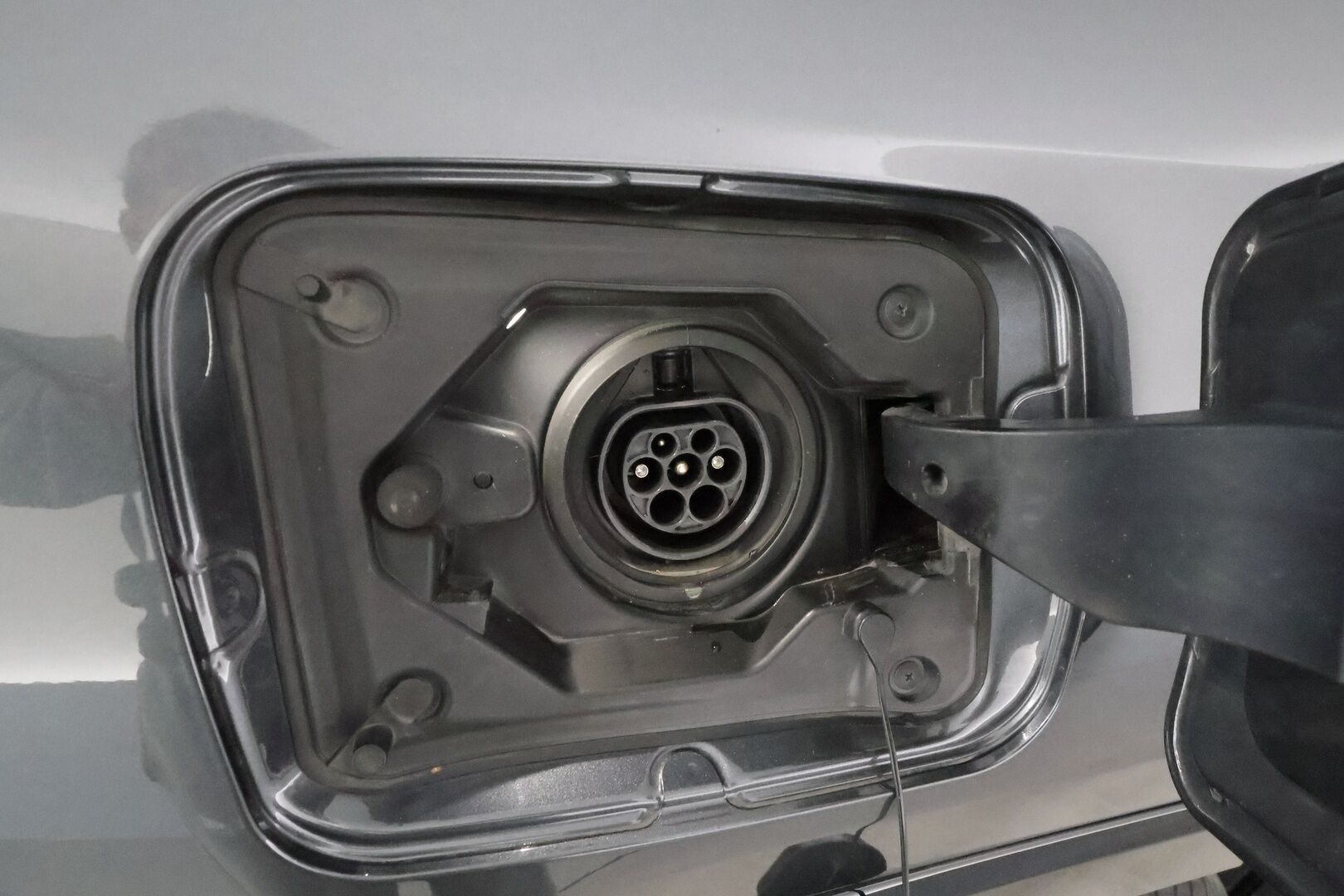 TOYOTA RAV4 PLUG-IN 2021 2,5 Hybrid Premium *ACC / JBL / HUD / Muistipenkki / Ilmastoidut nahat / Koukku / LED / 360° / KeylessGo* - Kahdet renkaat aluvanteilla