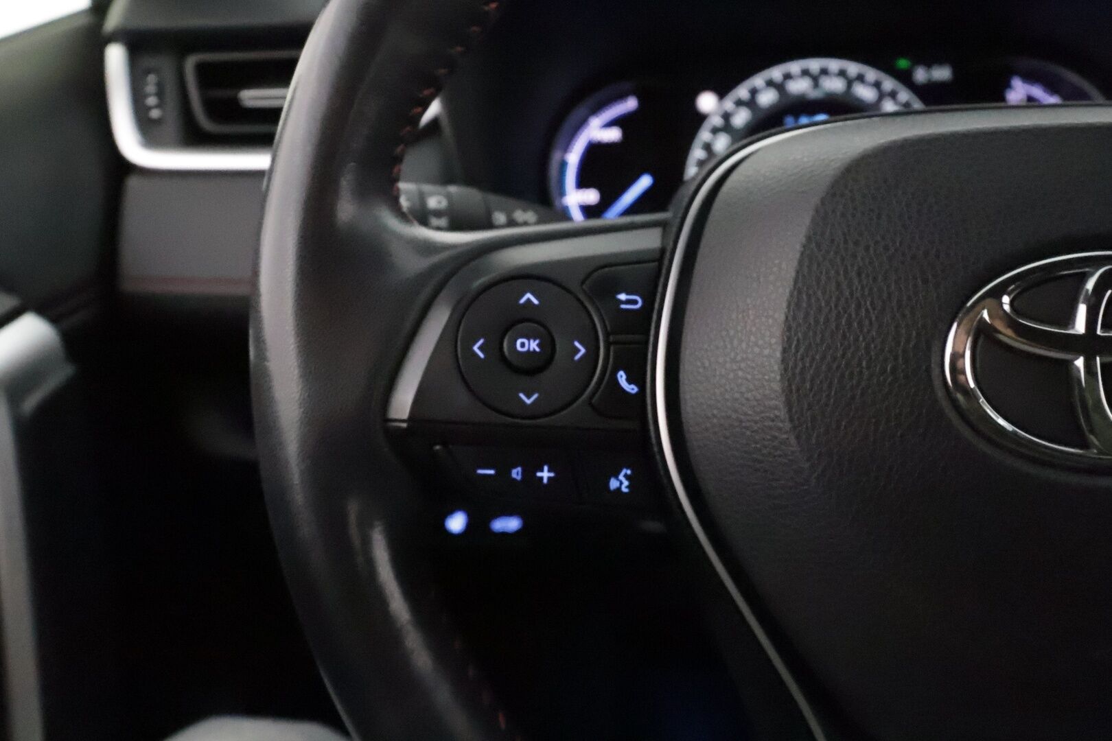 TOYOTA RAV4 PLUG-IN 2021 2,5 Hybrid Premium *ACC / JBL / HUD / Muistipenkki / Ilmastoidut nahat / Koukku / LED / 360° / KeylessGo* - Kahdet renkaat aluvanteilla