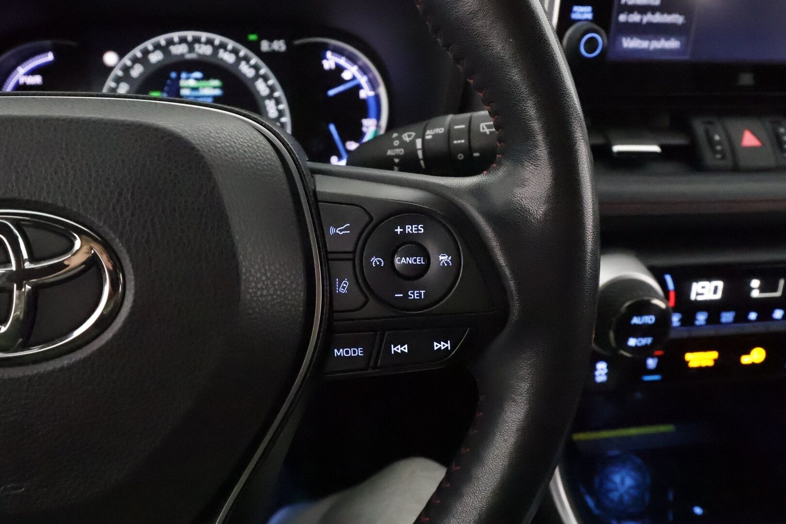 TOYOTA RAV4 PLUG-IN 2021 2,5 Hybrid Premium *ACC / JBL / HUD / Muistipenkki / Ilmastoidut nahat / Koukku / LED / 360° / KeylessGo* - Kahdet renkaat aluvanteilla