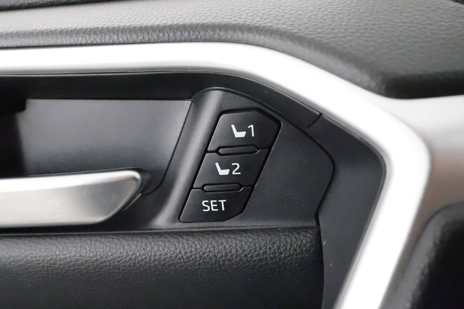 TOYOTA RAV4 PLUG-IN 2021 2,5 Hybrid Premium *ACC / JBL / HUD / Muistipenkki / Ilmastoidut nahat / Koukku / LED / 360° / KeylessGo* - Kahdet renkaat aluvanteilla