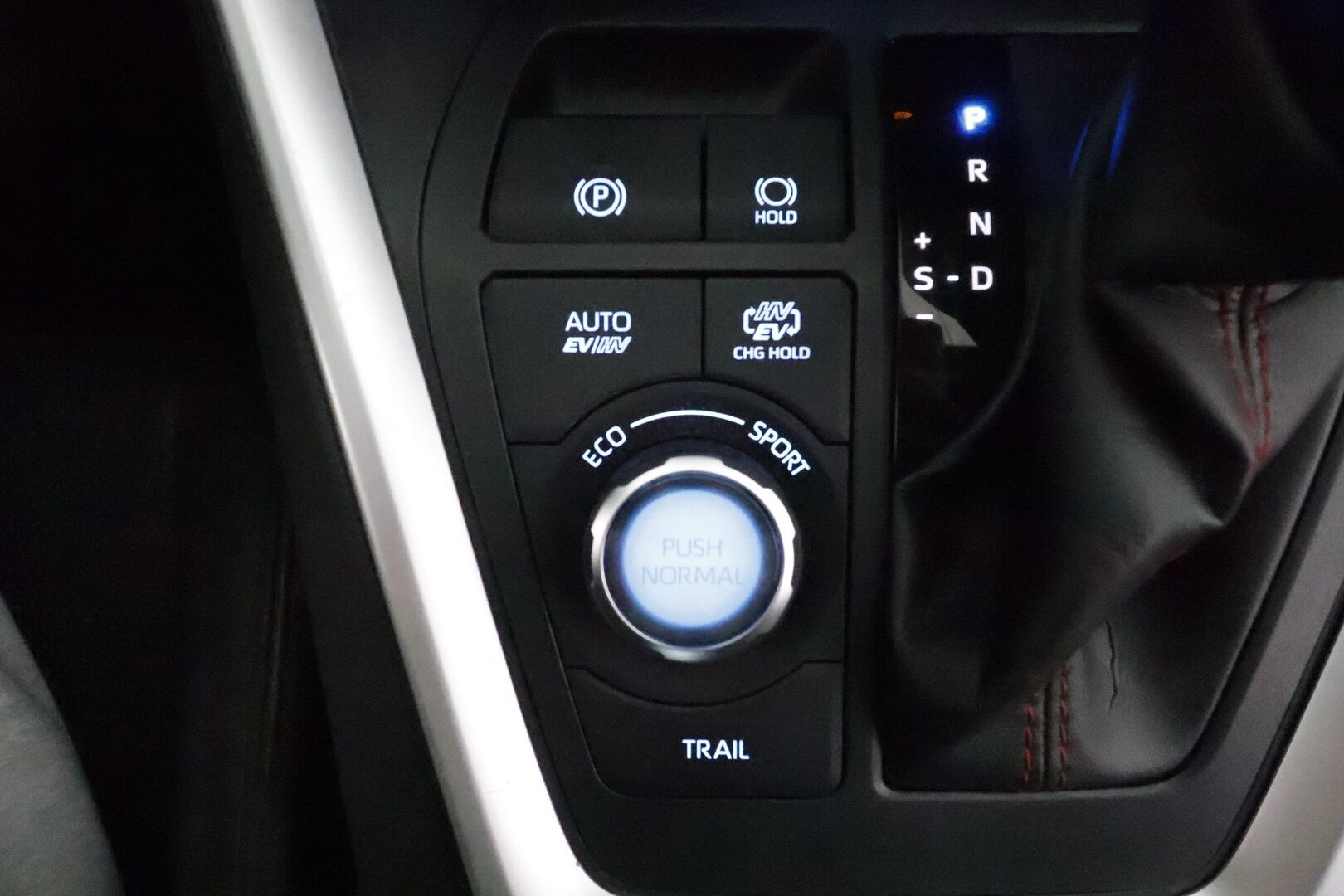 TOYOTA RAV4 PLUG-IN 2020 2,5 Hybrid Premium *ACC / HUD / Panorama / 360° / Ilmastoidut nahat / Muistipenkki / JBL / LED / Navi / KeylessGo* - Kahdet renkaat aluvanteilla / Merkkihuollettu