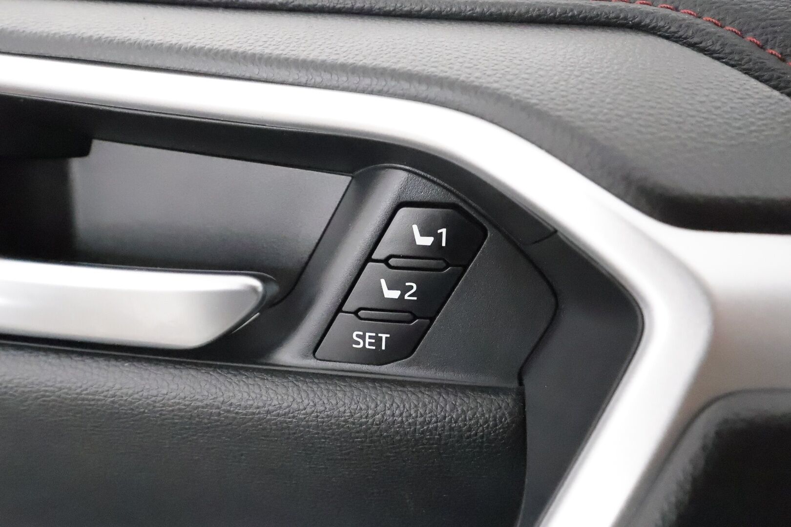 TOYOTA RAV4 PLUG-IN 2020 2,5 Hybrid Premium *ACC / HUD / Panorama / 360° / Ilmastoidut nahat / Muistipenkki / JBL / LED / Navi / KeylessGo* - Kahdet renkaat aluvanteilla / Merkkihuollettu