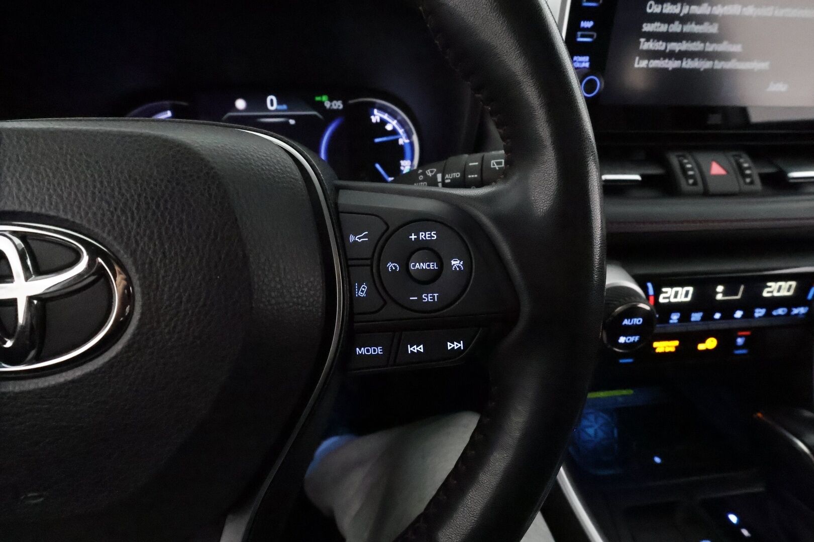 TOYOTA RAV4 PLUG-IN 2020 2,5 Hybrid Premium *ACC / HUD / Panorama / 360° / Ilmastoidut nahat / Muistipenkki / JBL / LED / Navi / KeylessGo* - Kahdet renkaat aluvanteilla / Merkkihuollettu