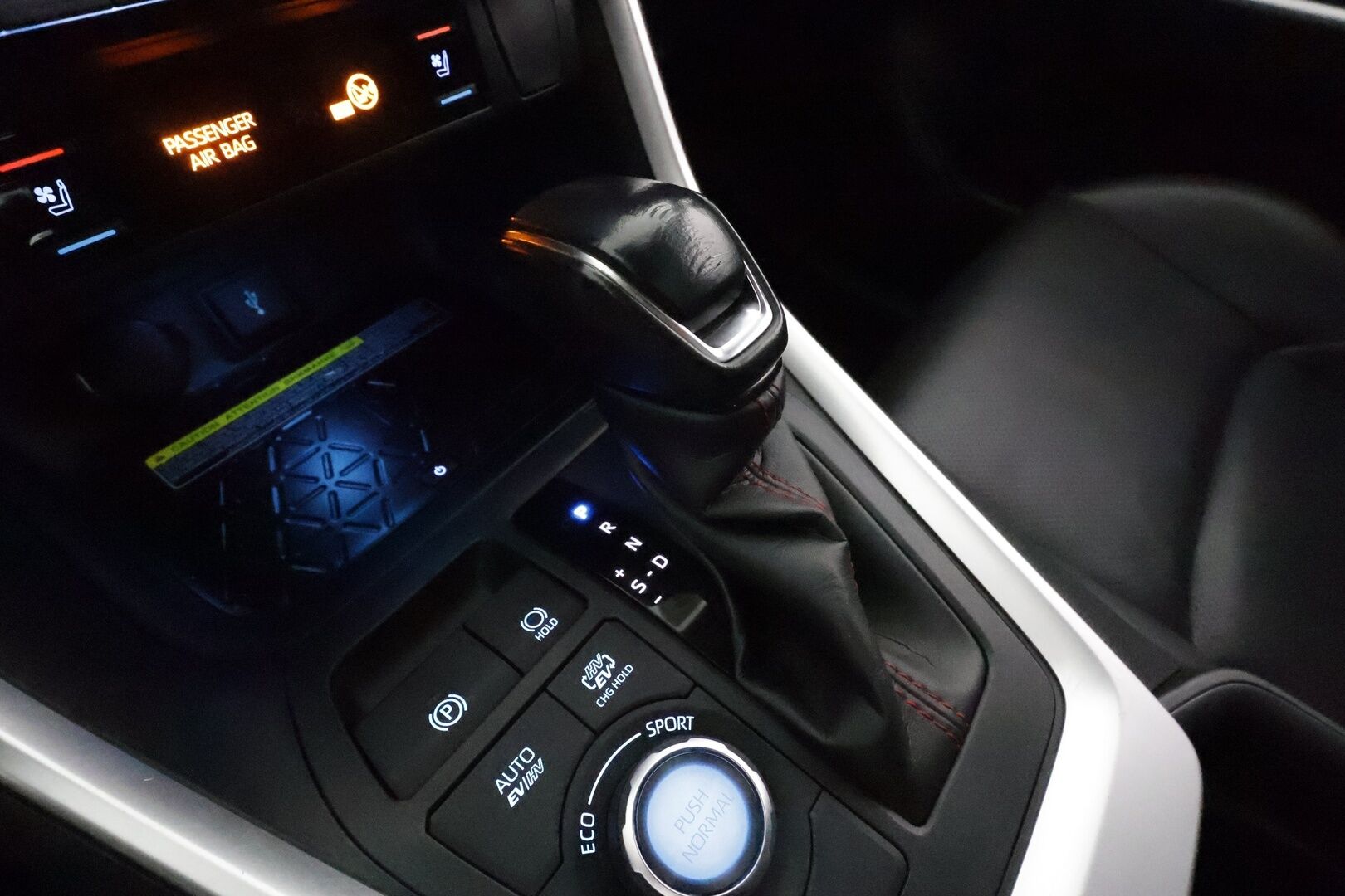 TOYOTA RAV4 PLUG-IN 2020 2,5 Hybrid Premium *ACC / HUD / Panorama / 360° / Ilmastoidut nahat / Muistipenkki / JBL / LED / Navi / KeylessGo* - Kahdet renkaat aluvanteilla / Merkkihuollettu