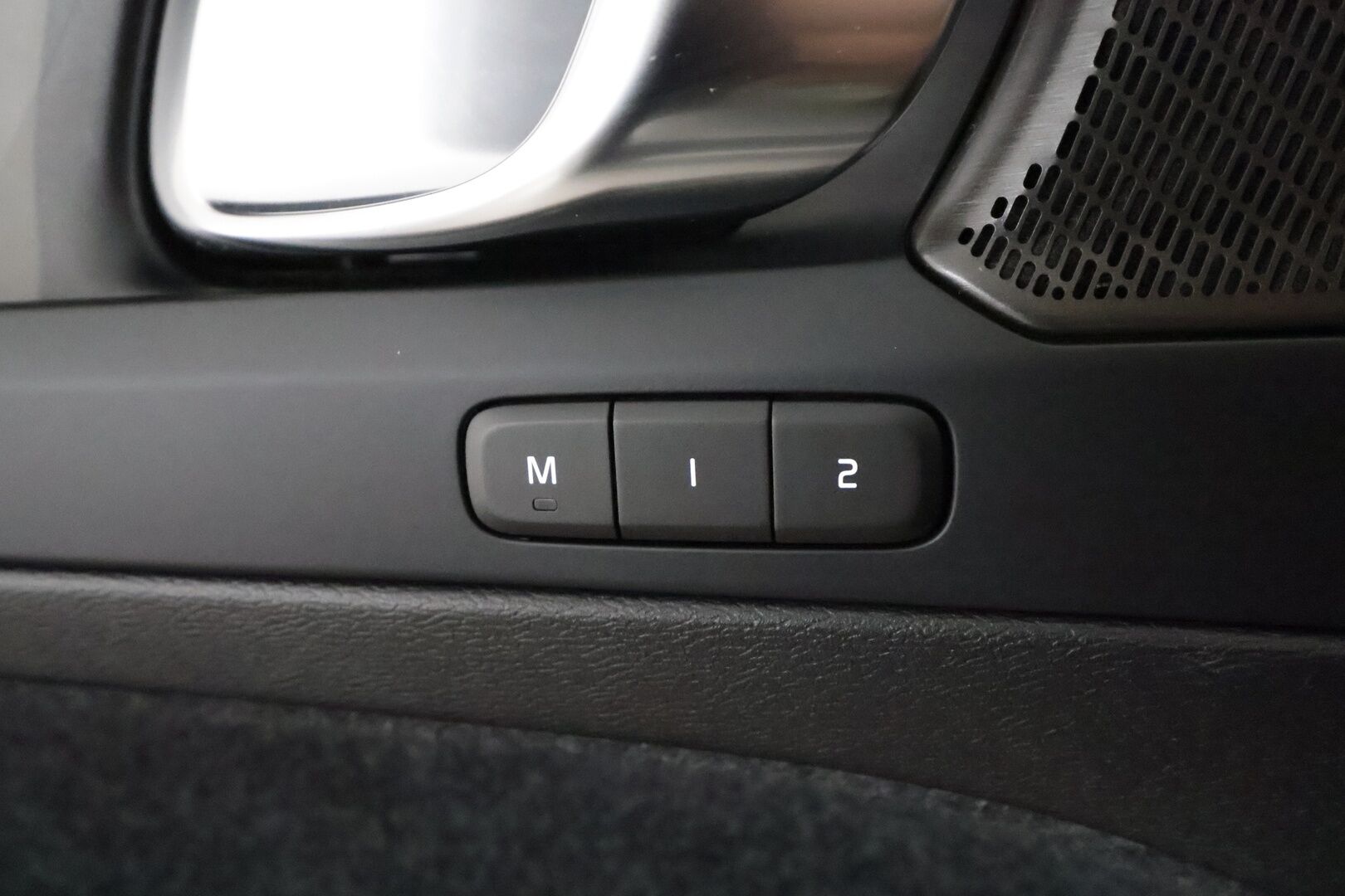 Volvo C40 2023 Recharge Twin Motor Ultimate *H&K / ILP / Koukku / Lasikatto / ACC / LED / 360° / Sportpenkki Muistilla / Google Maps* - *HUIPPU KAMOILLA*