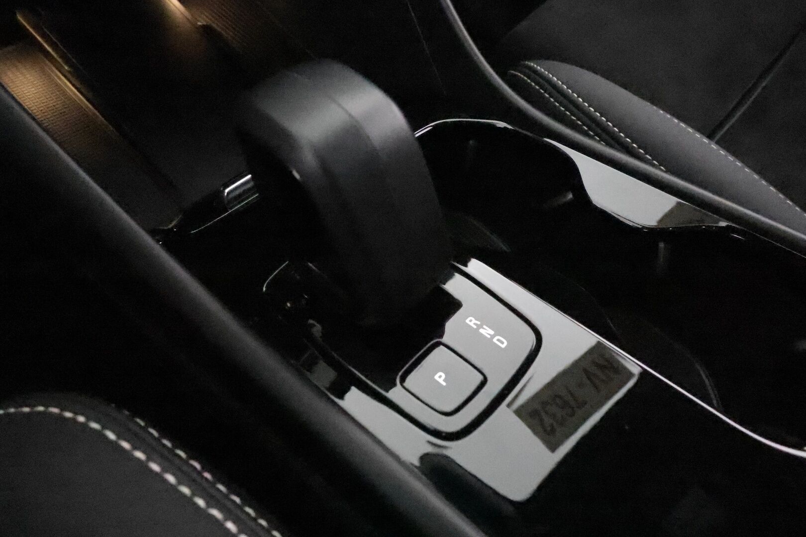 Volvo C40 2023 Recharge Twin Motor Ultimate *H&K / ILP / Koukku / Lasikatto / ACC / LED / 360° / Sportpenkki Muistilla / Google Maps* - *HUIPPU KAMOILLA*