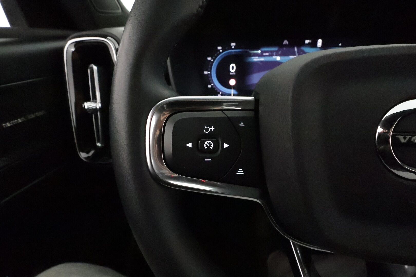 Volvo C40 2023 Recharge Twin Motor Ultimate *H&K / ILP / Koukku / Lasikatto / ACC / LED / 360° / Sportpenkki Muistilla / Google Maps* - *HUIPPU KAMOILLA*