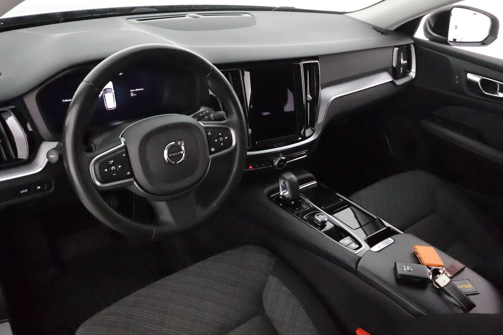 Volvo V60 2023 T6 Long Range Core Bright * ACC / BLIS / P.kamera / LED / Navi / Facelift / Koukku / KeylessGo * - Akku kuntotarkastettu / Kahdet renkaat aluvanteilla / Merkkihuollettu - HULLU BLACKWEEK KORKOTARJOUS 2,49%