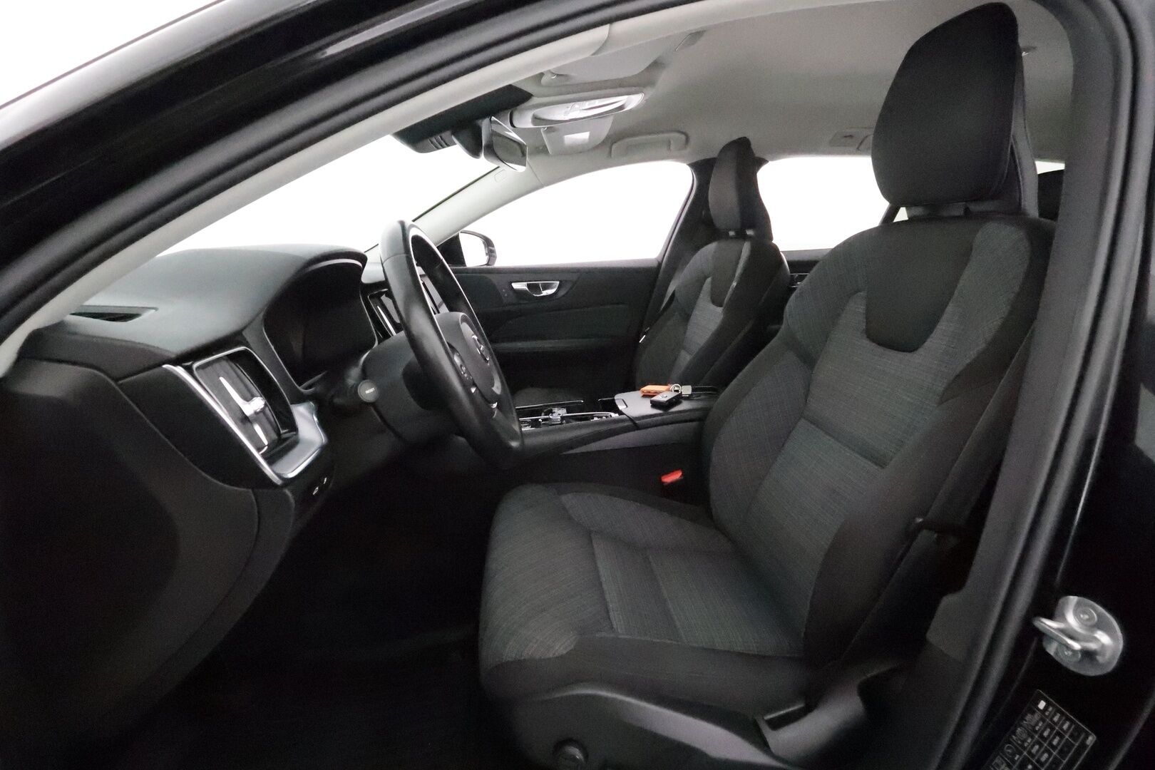 Volvo V60 2023 T6 Long Range Core Bright * ACC / BLIS / P.kamera / LED / Navi / Facelift / Koukku / KeylessGo * - Akku kuntotarkastettu / Kahdet renkaat aluvanteilla / Merkkihuollettu