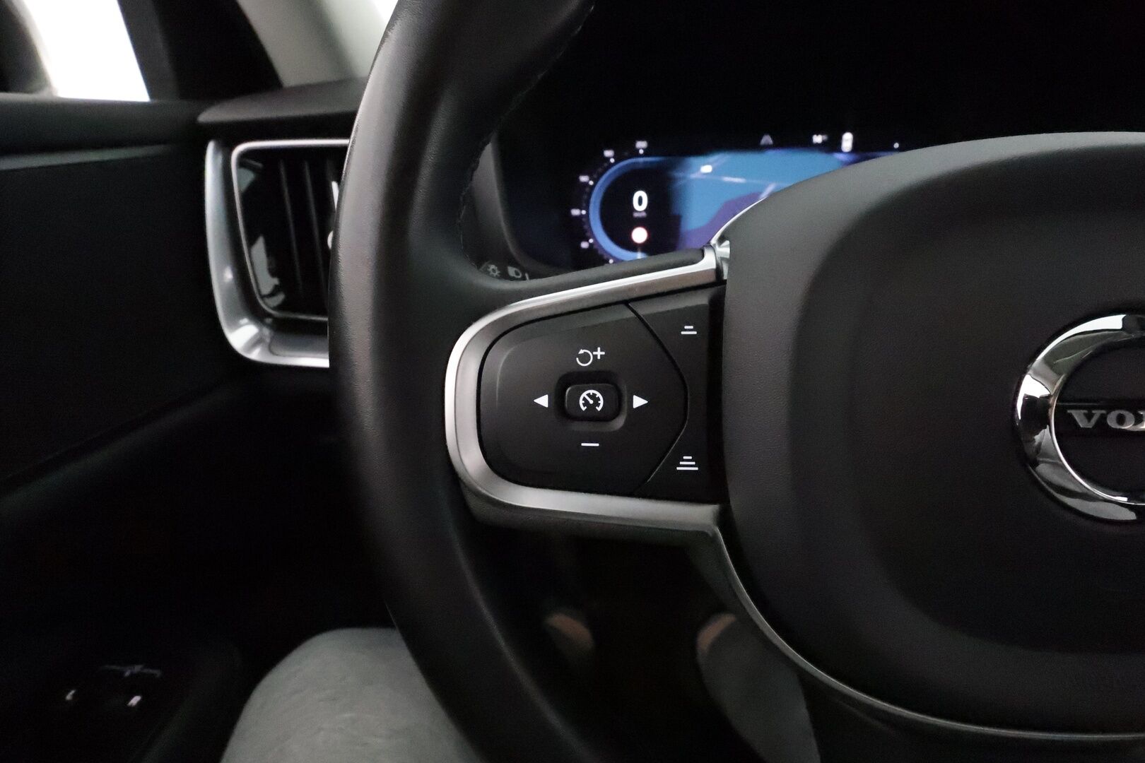 Volvo V60 2023 T6 Long Range Core Bright * ACC / BLIS / P.kamera / LED / Navi / Facelift / Koukku / KeylessGo * - Akku kuntotarkastettu / Kahdet renkaat aluvanteilla / Merkkihuollettu