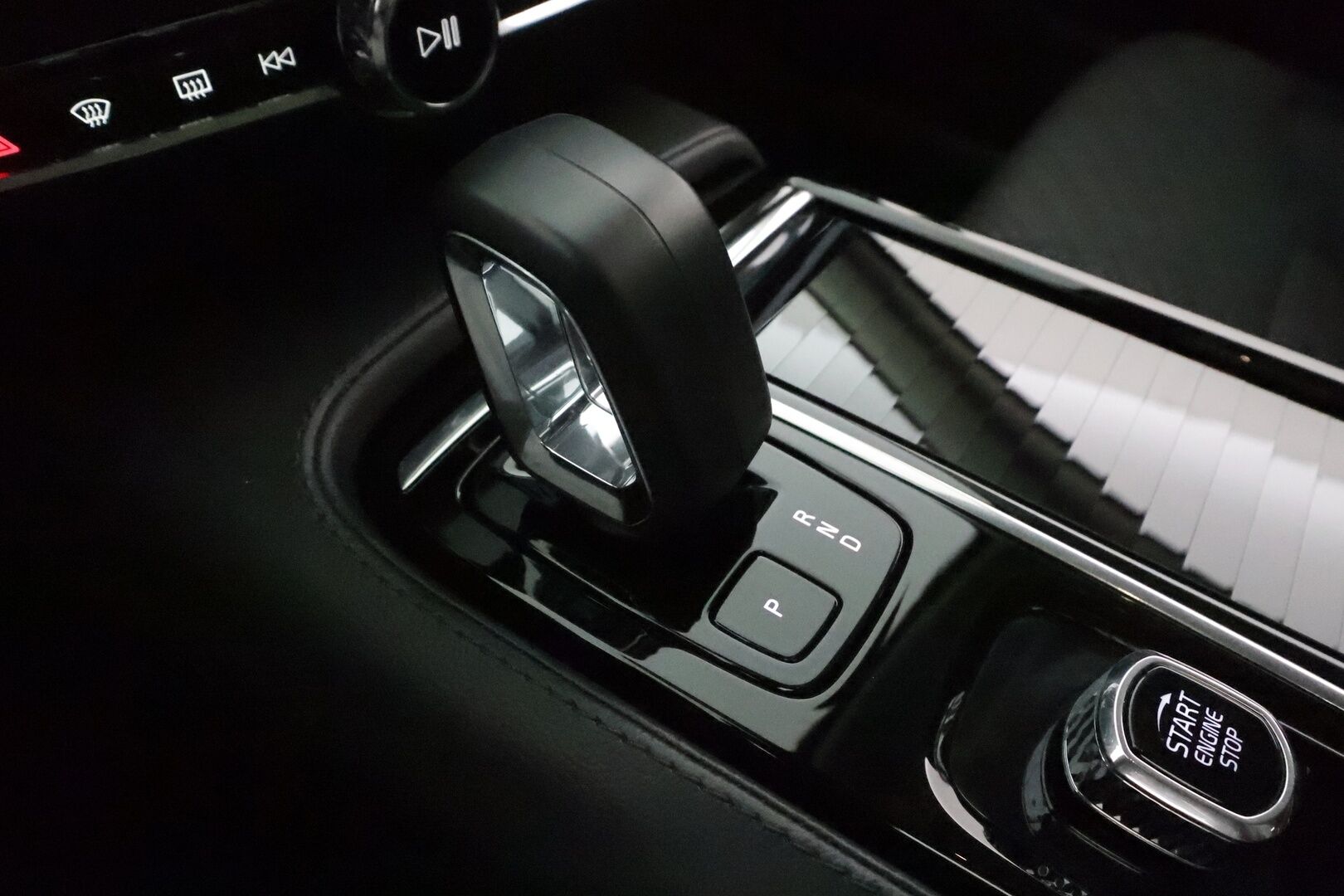 Volvo V60 2023 T6 Long Range Core Bright * ACC / BLIS / P.kamera / LED / Navi / Facelift / Koukku / KeylessGo * - Akku kuntotarkastettu / Kahdet renkaat aluvanteilla / Merkkihuollettu