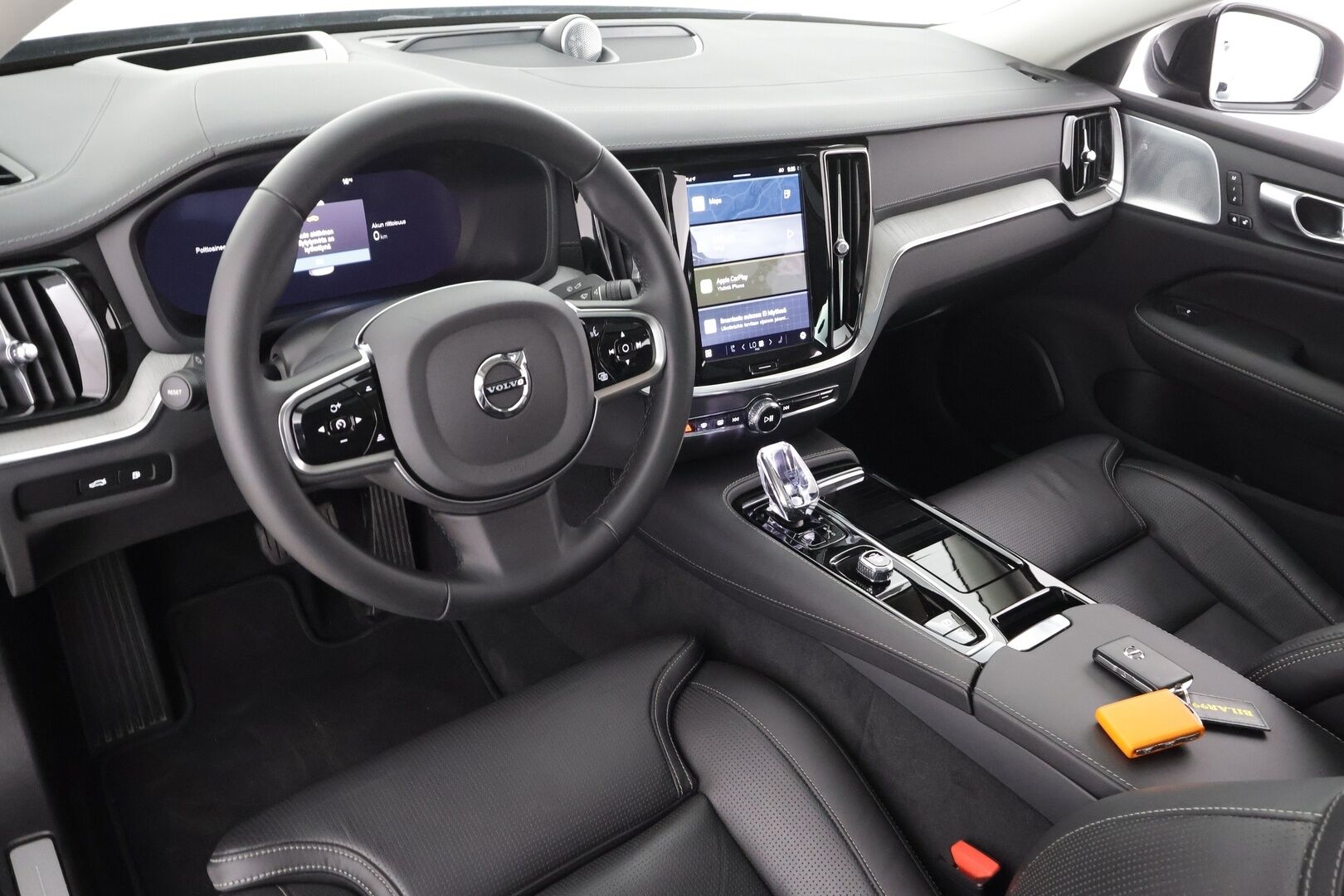 Volvo S60 2024 T8 AWD Recharge Ultimate Dark * B&W / Panorama / ACC / Full-LED / 360° / Hierovat&Ilmastoidut Sporttinahat Muistilla * - Juuri huollettu! / Akku kuntotarkastettu