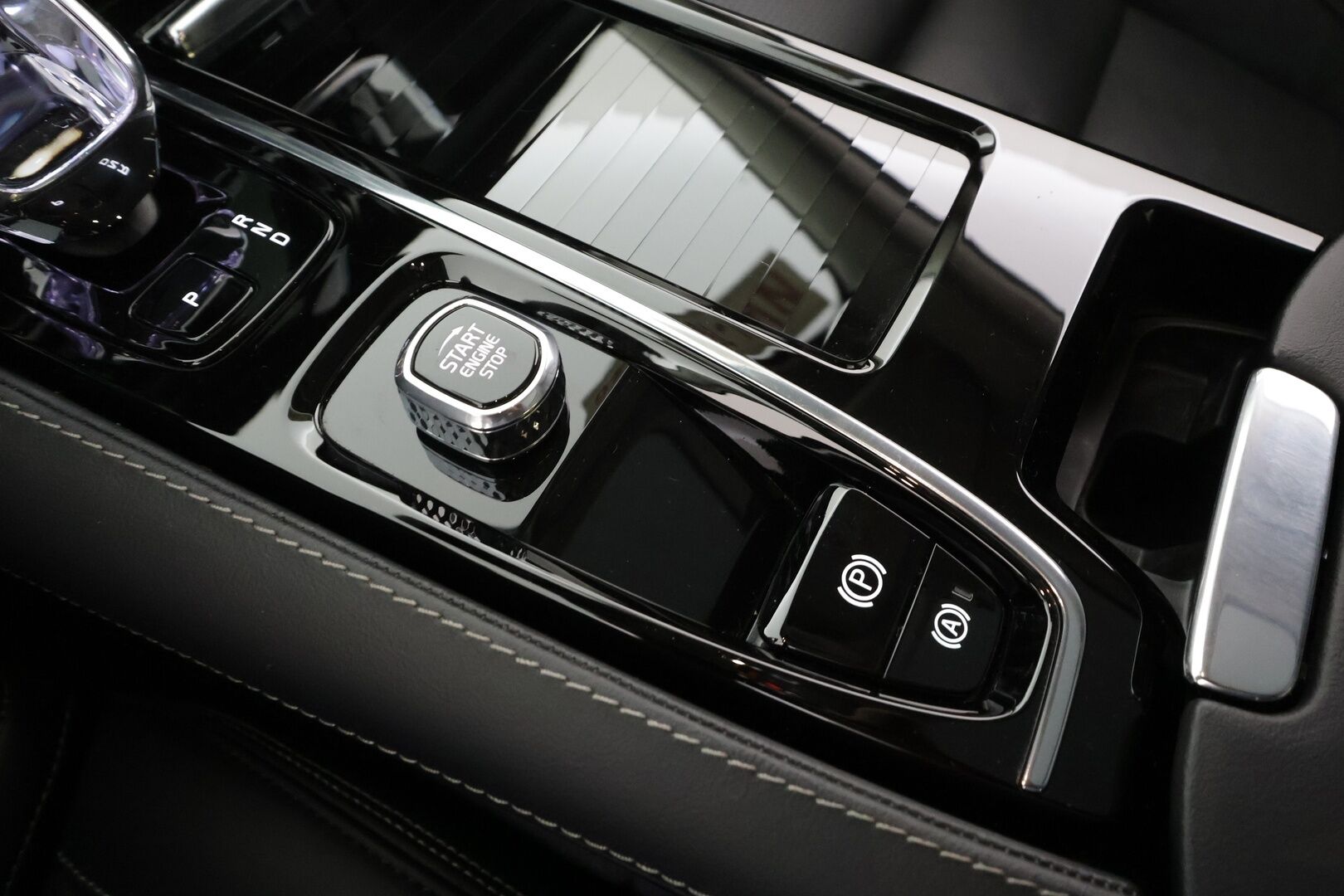 Volvo S60 2024 T8 AWD Recharge Ultimate Dark * B&W / Panorama / ACC / Full-LED / 360° / Hierovat&Ilmastoidut Sporttinahat Muistilla * - Juuri huollettu! / Akku kuntotarkastettu