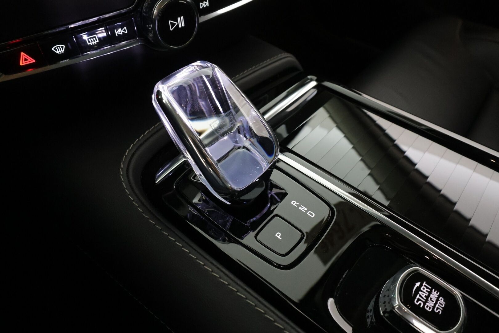 Volvo S60 2024 T8 AWD Recharge Ultimate Dark * B&W / Panorama / ACC / Full-LED / 360° / Hierovat&Ilmastoidut Sporttinahat Muistilla * - Juuri huollettu! / Akku kuntotarkastettu