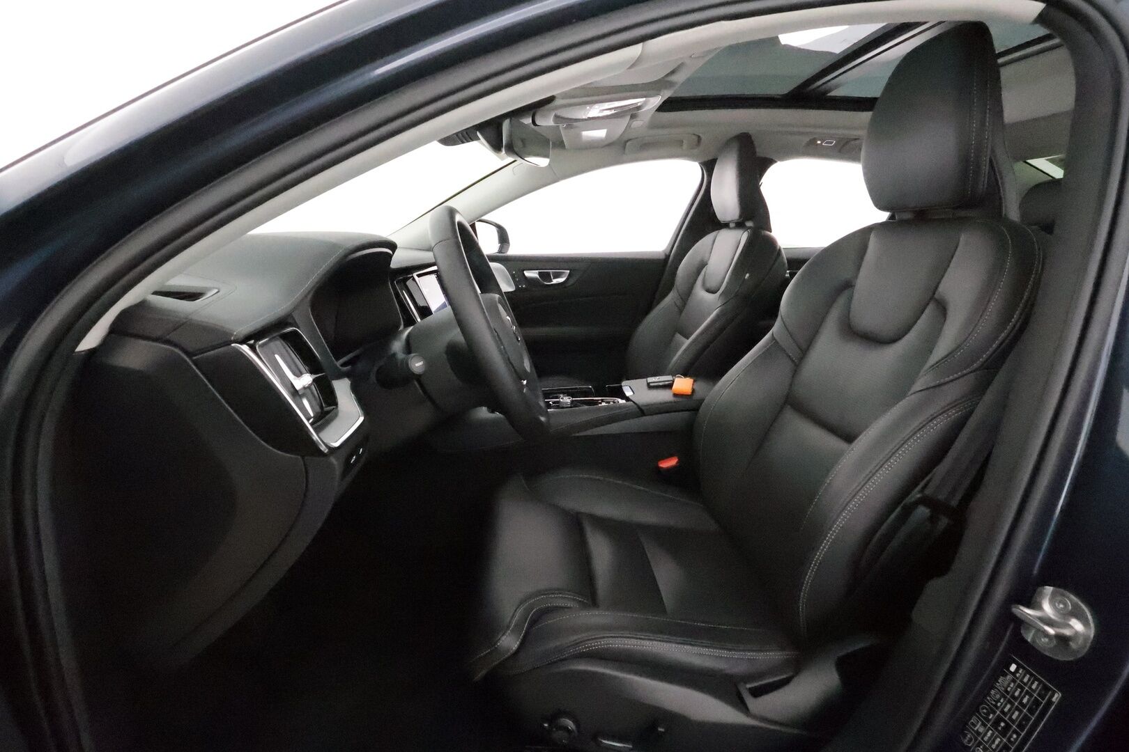 Volvo S60 2024 T8 AWD Recharge Ultimate Dark * B&W / Panorama / ACC / Full-LED / 360° / Hierovat&Ilmastoidut Sporttinahat Muistilla * - Juuri huollettu! / Akku kuntotarkastettu