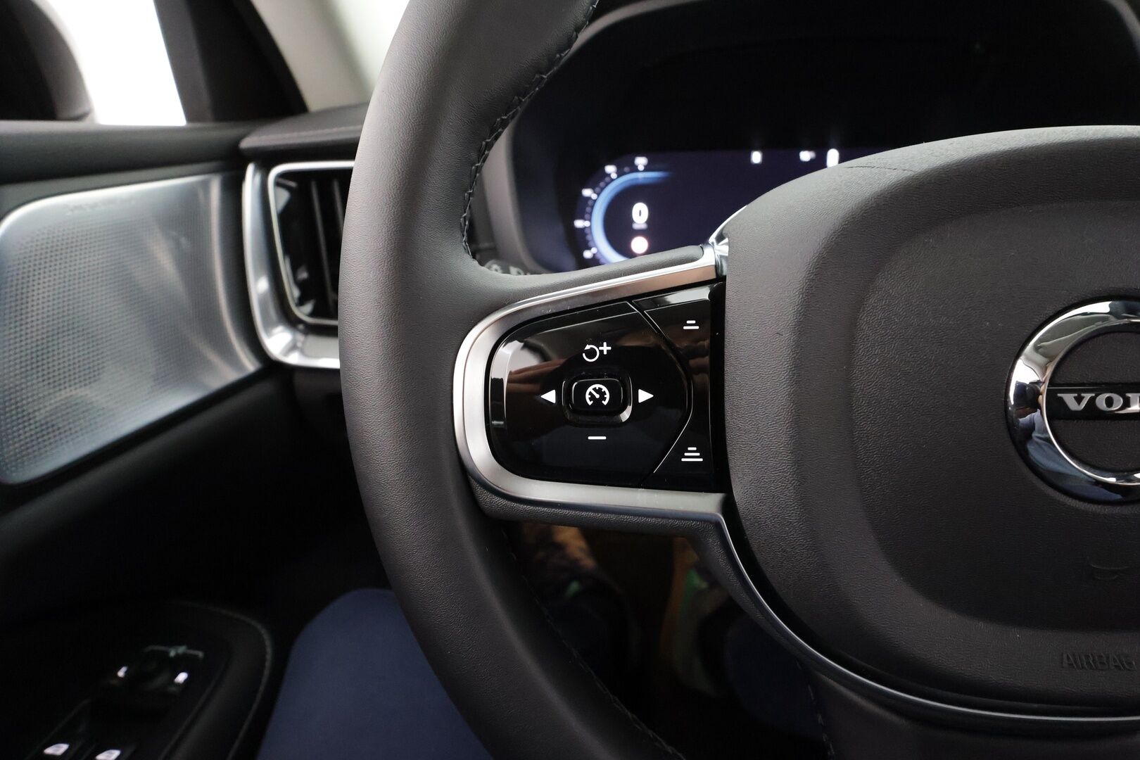 Volvo S60 2024 T8 AWD Recharge Ultimate Dark * B&W / Panorama / ACC / Full-LED / 360° / Hierovat&Ilmastoidut Sporttinahat Muistilla * - Juuri huollettu! / Akku kuntotarkastettu