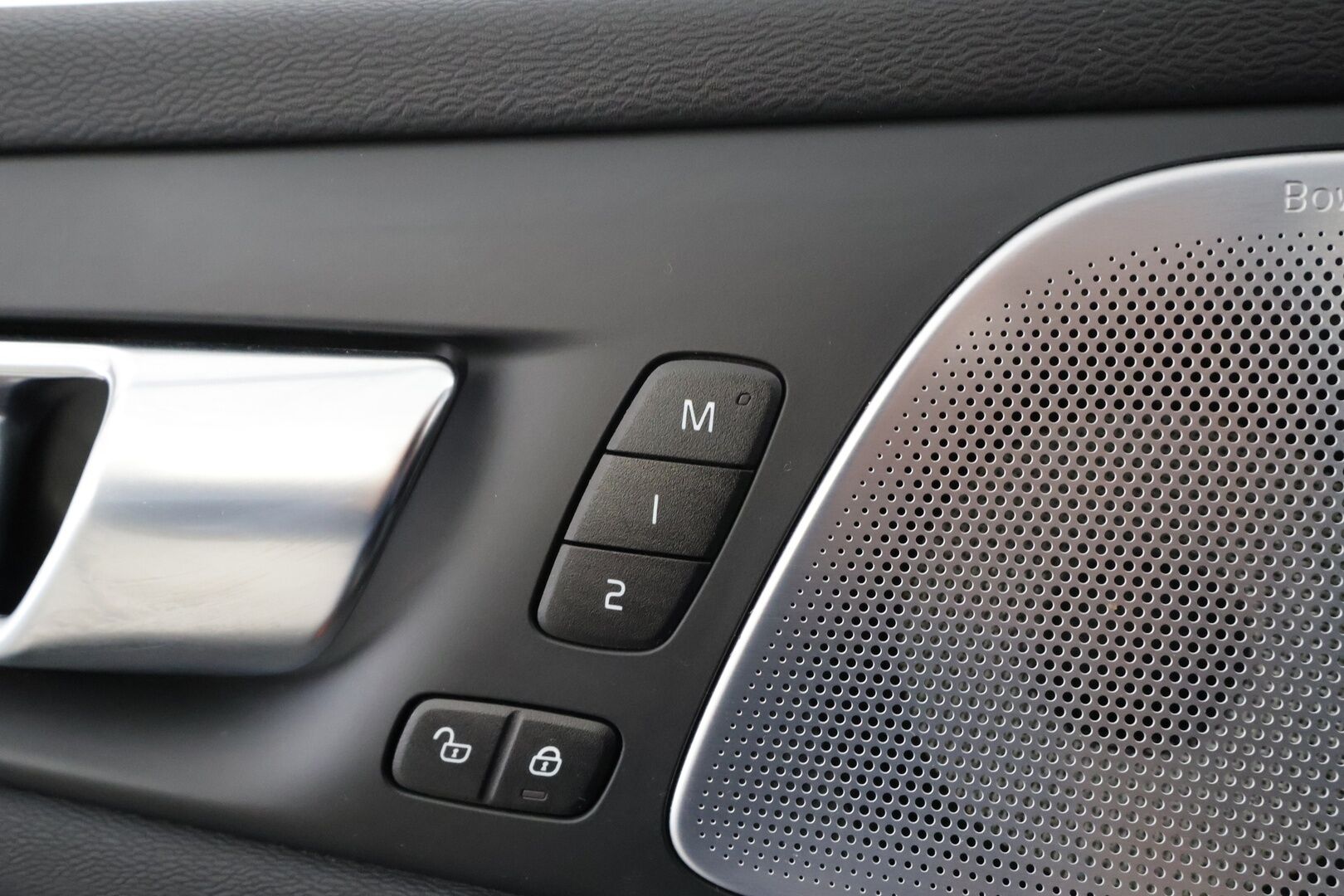 Volvo S60 2024 T8 AWD Recharge Ultimate Dark * B&W / Panorama / ACC / Full-LED / 360° / Hierovat&Ilmastoidut Sporttinahat Muistilla * - Juuri huollettu! / Akku kuntotarkastettu