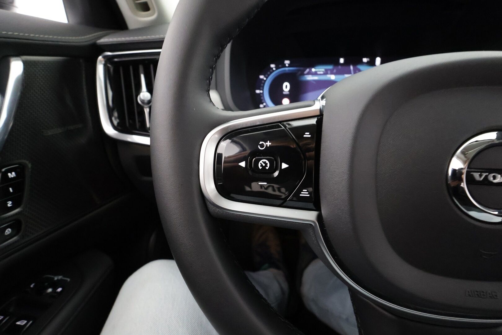 Volvo S90 2024 T8 AWD Long Range High Performance Ultimate Dark aut * ACC / HUD / Lasikattoluukku / H&K - Muistipenkit / Full LED / Facelift / BLIS / Sporttinahat / Kahdet hyvät renkaat / Juuri Merkkihuollettu / Hyvät varusteet! 
