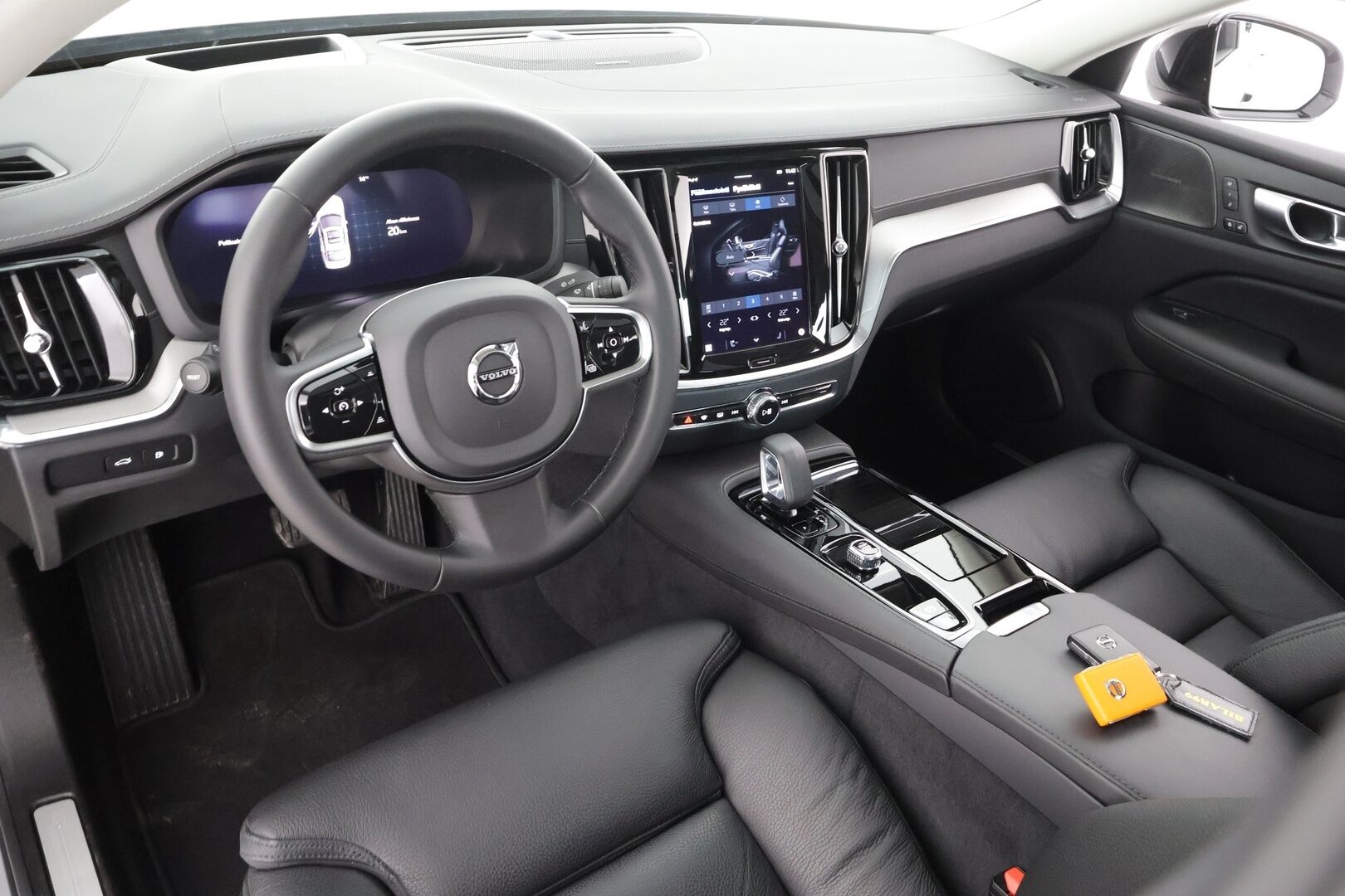 Volvo S60 2024 T8 AWD Recharge Ultimate Dark * ACC / HUD / Panorama / H&K / 360° / Muistipenkit / BLIS / Facelift / Full LED * - Akku kuntotarkastettu! / Merkkihuollettu