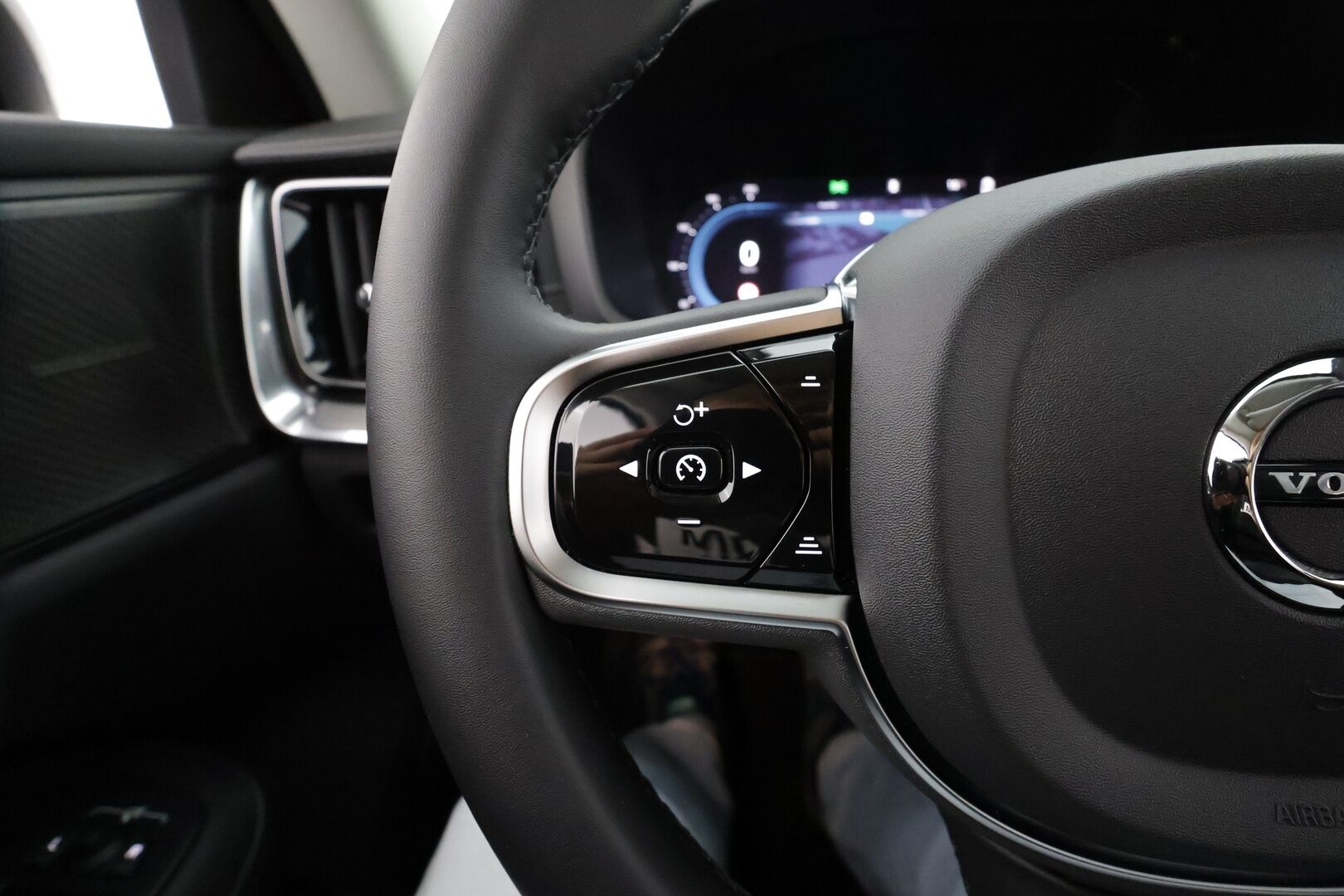 Volvo S60 2024 T8 AWD Recharge Ultimate Dark * ACC / HUD / Panorama / H&K / 360° / Muistipenkit / BLIS / Facelift / Full LED * - Akku kuntotarkastettu! / Merkkihuollettu