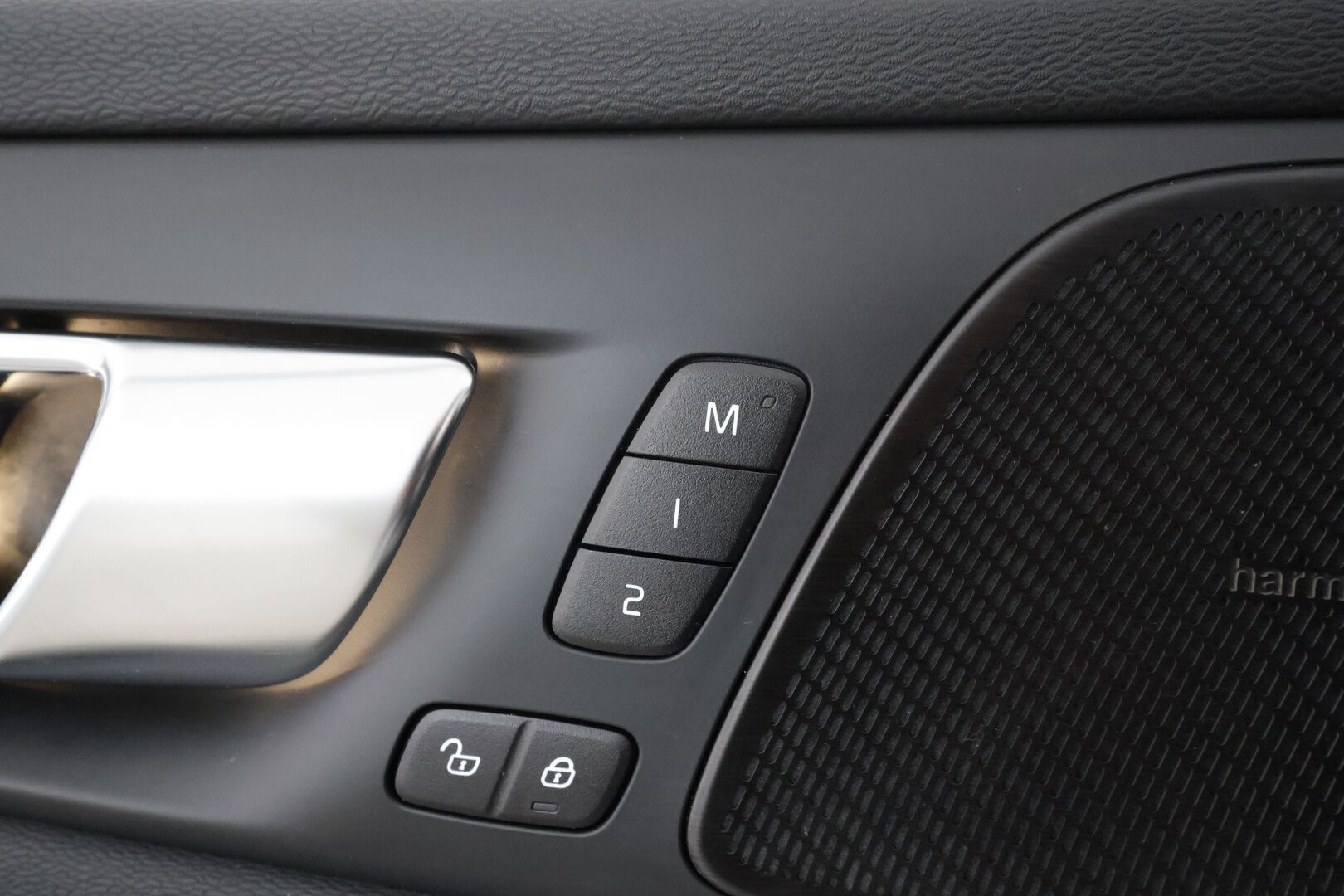 Volvo S60 2024 T8 AWD Recharge Ultimate Dark * ACC / HUD / Panorama / H&K / 360° / Muistipenkit / BLIS / Facelift / Full LED * - Akku kuntotarkastettu! / Merkkihuollettu