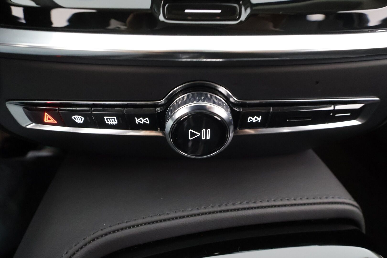 Volvo S60 2024 T8 AWD Recharge Ultimate Dark * ACC / HUD / Panorama / H&K / 360° / Muistipenkit / BLIS / Facelift / Full LED * - Akku kuntotarkastettu! / Merkkihuollettu