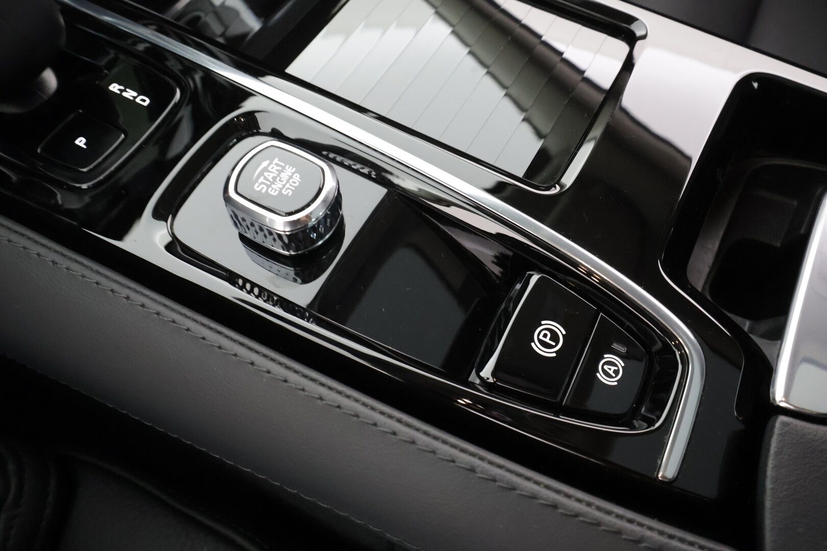 Volvo S60 2024 T8 AWD Recharge Ultimate Dark * ACC / HUD / Panorama / H&K / 360° / Muistipenkit / BLIS / Facelift / Full LED * - Akku kuntotarkastettu! / Merkkihuollettu