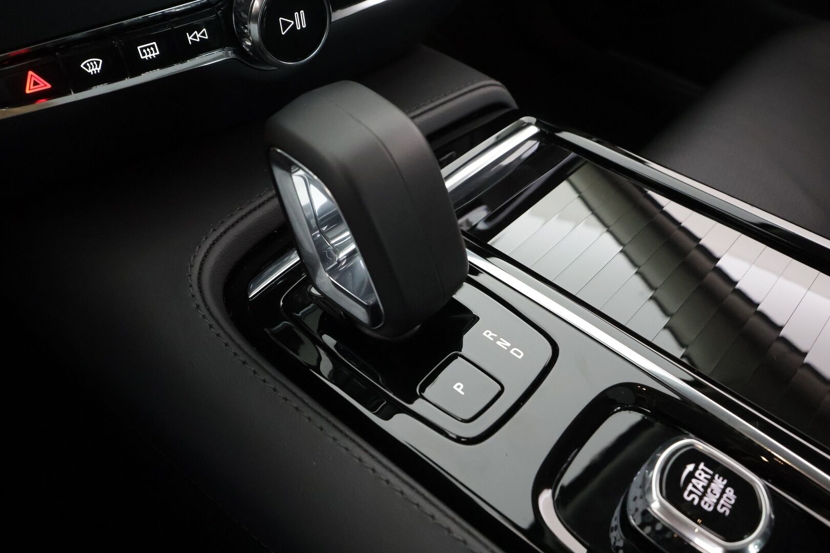 Volvo S60 2024 T8 AWD Recharge Ultimate Dark * ACC / HUD / Panorama / H&K / 360° / Muistipenkit / BLIS / Facelift / Full LED * - Akku kuntotarkastettu! / Merkkihuollettu