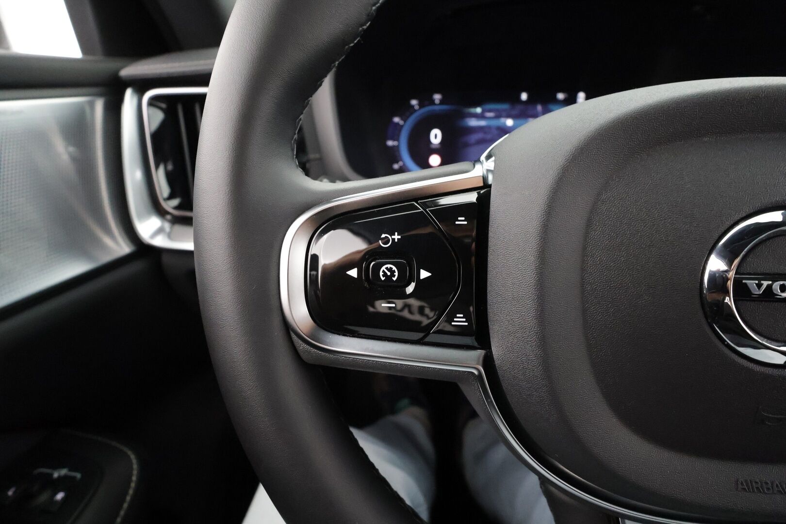 Volvo S60 2024 T8 AWD Recharge Ultimate Dark * ACC / HUD / B&W / 360° / Muistipenkit / Panorama / Full LED / BLIS * - Akku kuntotarkastettu! / Merkkihuollettu 09/2025 / Facelift - HULLUT JOULUT KORKOTARJOUS 2,49% 