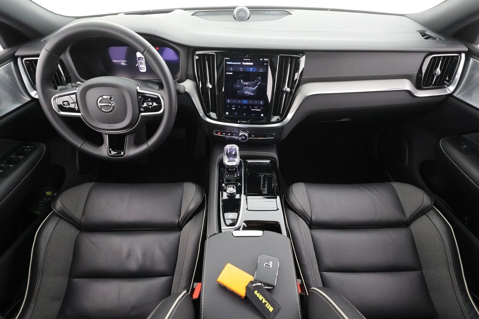 Volvo S60 2024 T8 AWD Recharge Ultimate Dark * ACC / HUD / B&W / 360° / Muistipenkit / Panorama / Full LED / BLIS / Facelift * - Akku kuntotarkastettu! / Merkkihuollettu