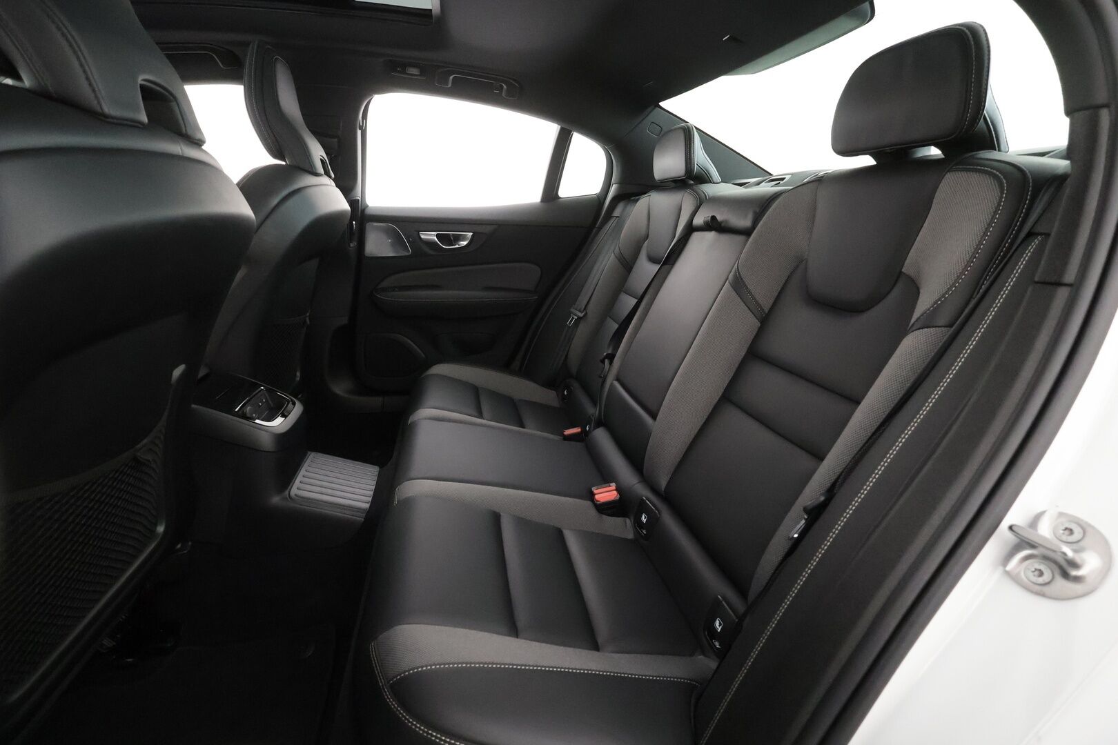 Volvo S60 2024 T8 AWD Recharge Ultimate Dark * ACC / HUD / B&W / 360° / Muistipenkit / Panorama / Full LED / BLIS / Facelift * - Akku kuntotarkastettu! / Merkkihuollettu