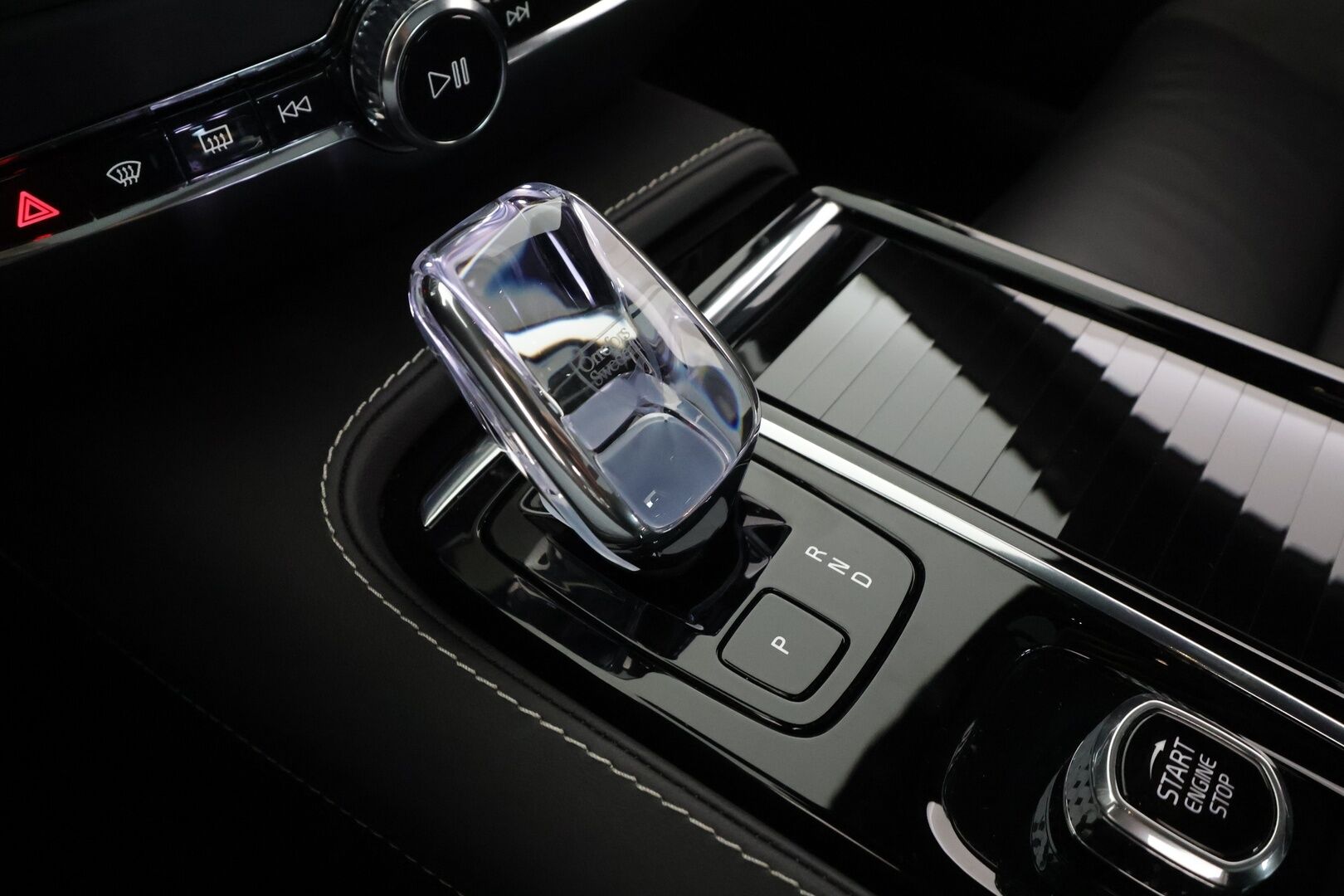 Volvo S60 2024 T8 AWD Recharge Ultimate Dark * ACC / HUD / B&W / 360° / Muistipenkit / Panorama / Full LED / BLIS / Facelift * - Akku kuntotarkastettu! / Merkkihuollettu