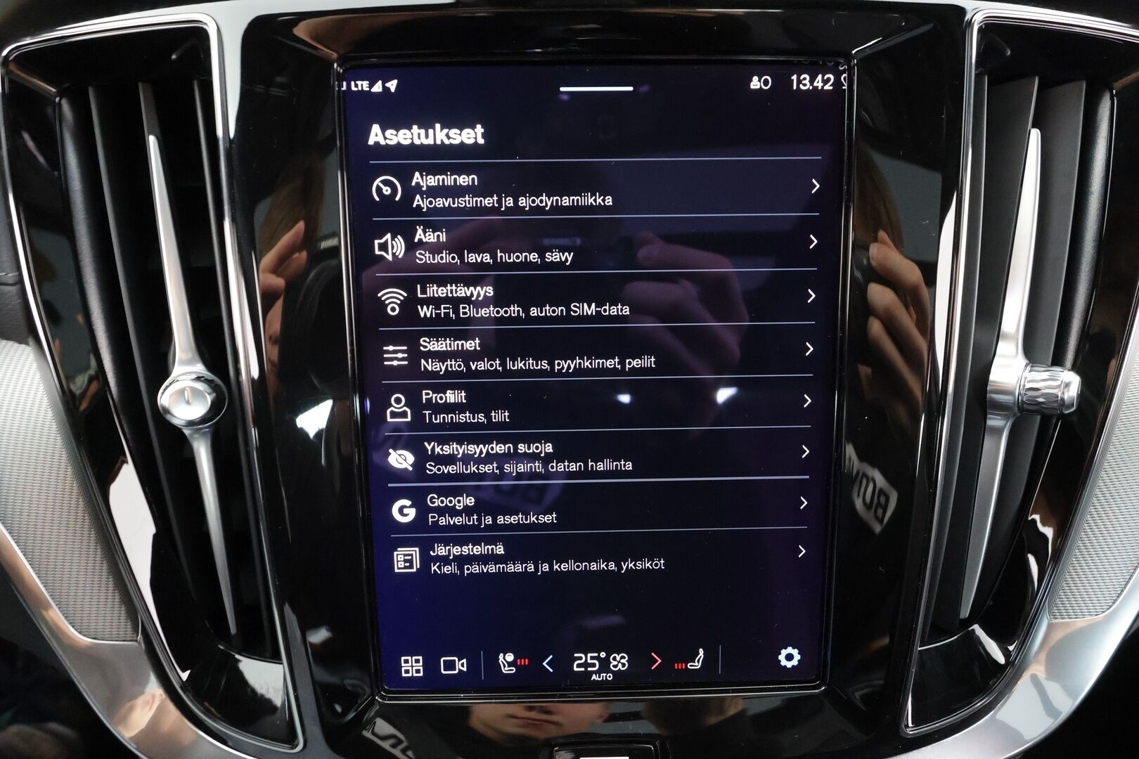 Volvo S60 2024 T8 AWD Recharge Ultimate Dark * ACC / HUD / B&W / 360° / Muistipenkit / Panorama / Full LED / BLIS / Facelift * - Akku kuntotarkastettu! / Merkkihuollettu