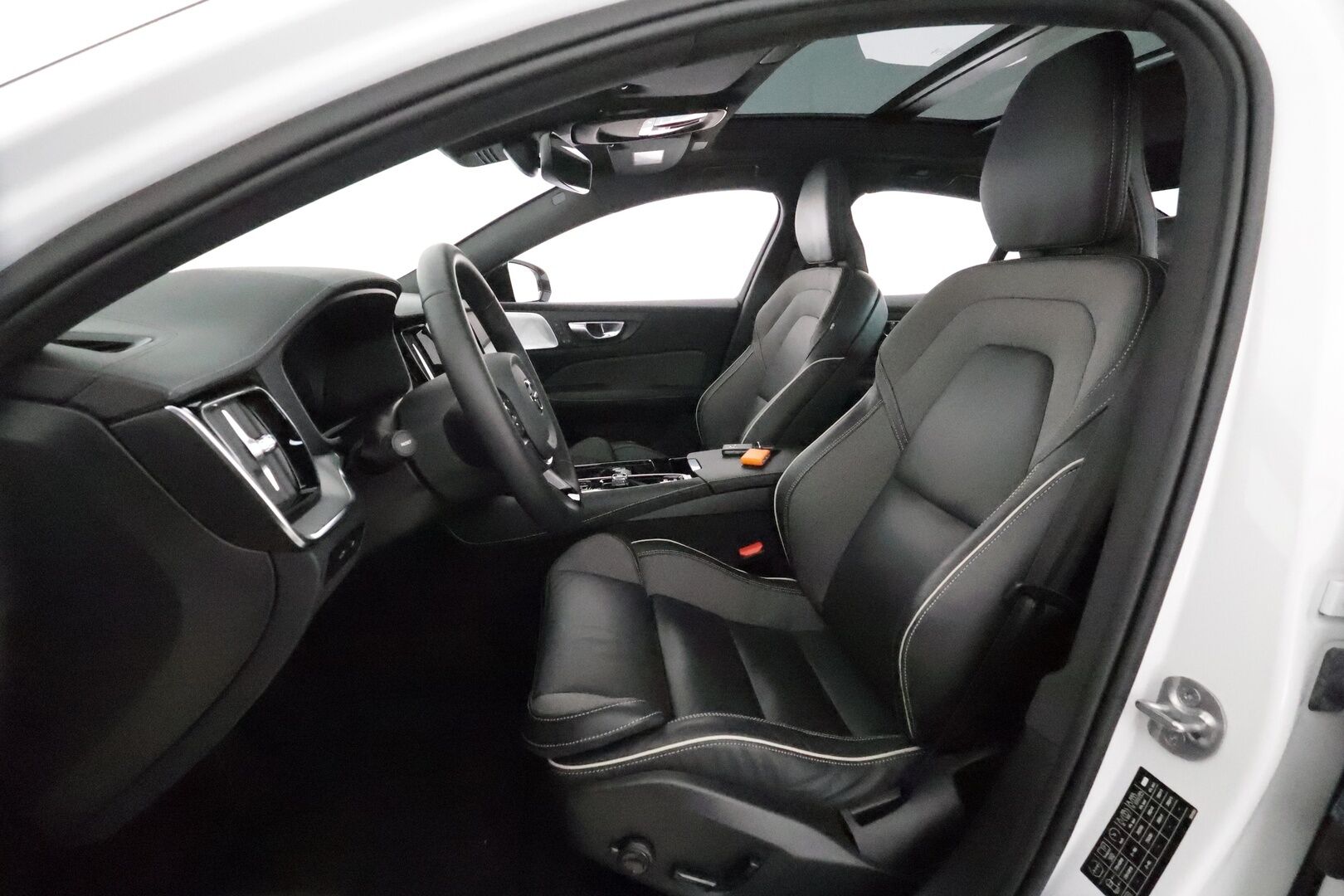 Volvo S60 2024 T8 AWD Recharge Ultimate Dark * ACC / HUD / B&W / 360° / Muistipenkit / Panorama / Full LED / BLIS * - Akku kuntotarkastettu! / Merkkihuollettu 09/2025 / Facelift - HULLUT JOULUT KORKOTARJOUS 2,49% 