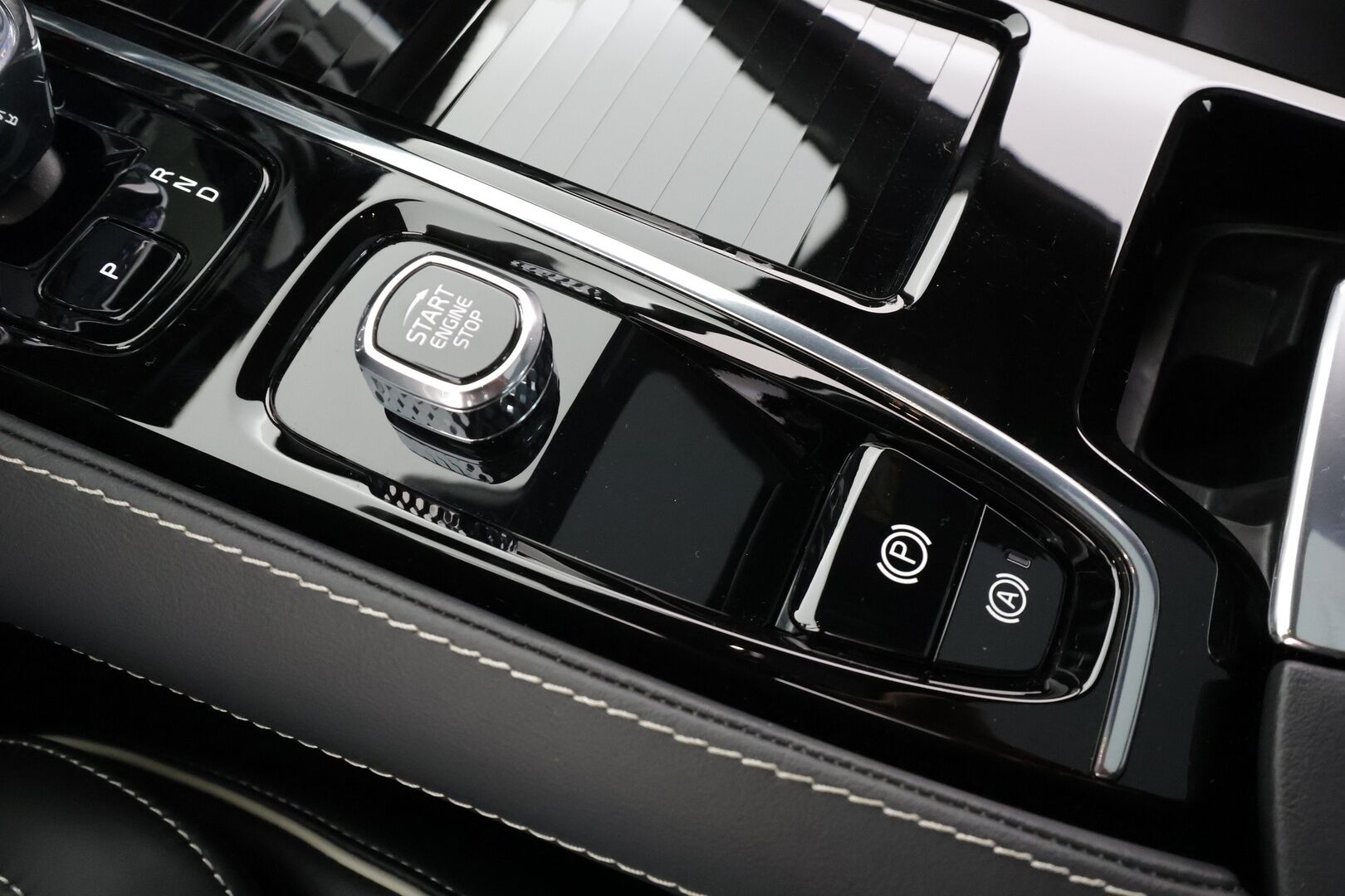 Volvo S60 2024 T8 AWD Recharge Ultimate Dark * ACC / HUD / B&W / 360° / Muistipenkit / Panorama / Full LED / BLIS * - Akku kuntotarkastettu! / Merkkihuollettu 09/2025 / Facelift