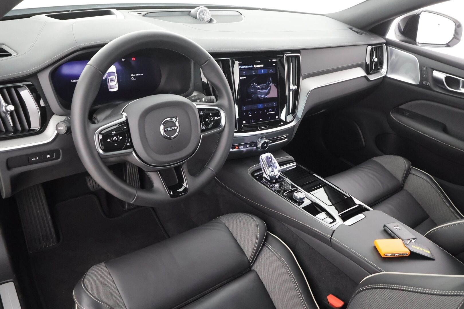 Volvo S60 2024 T8 AWD Recharge Ultimate Dark * ACC / HUD / B&W / 360° / Muistipenkit / Panorama / Full LED / BLIS / Facelift * - Akku kuntotarkastettu! / Merkkihuollettu