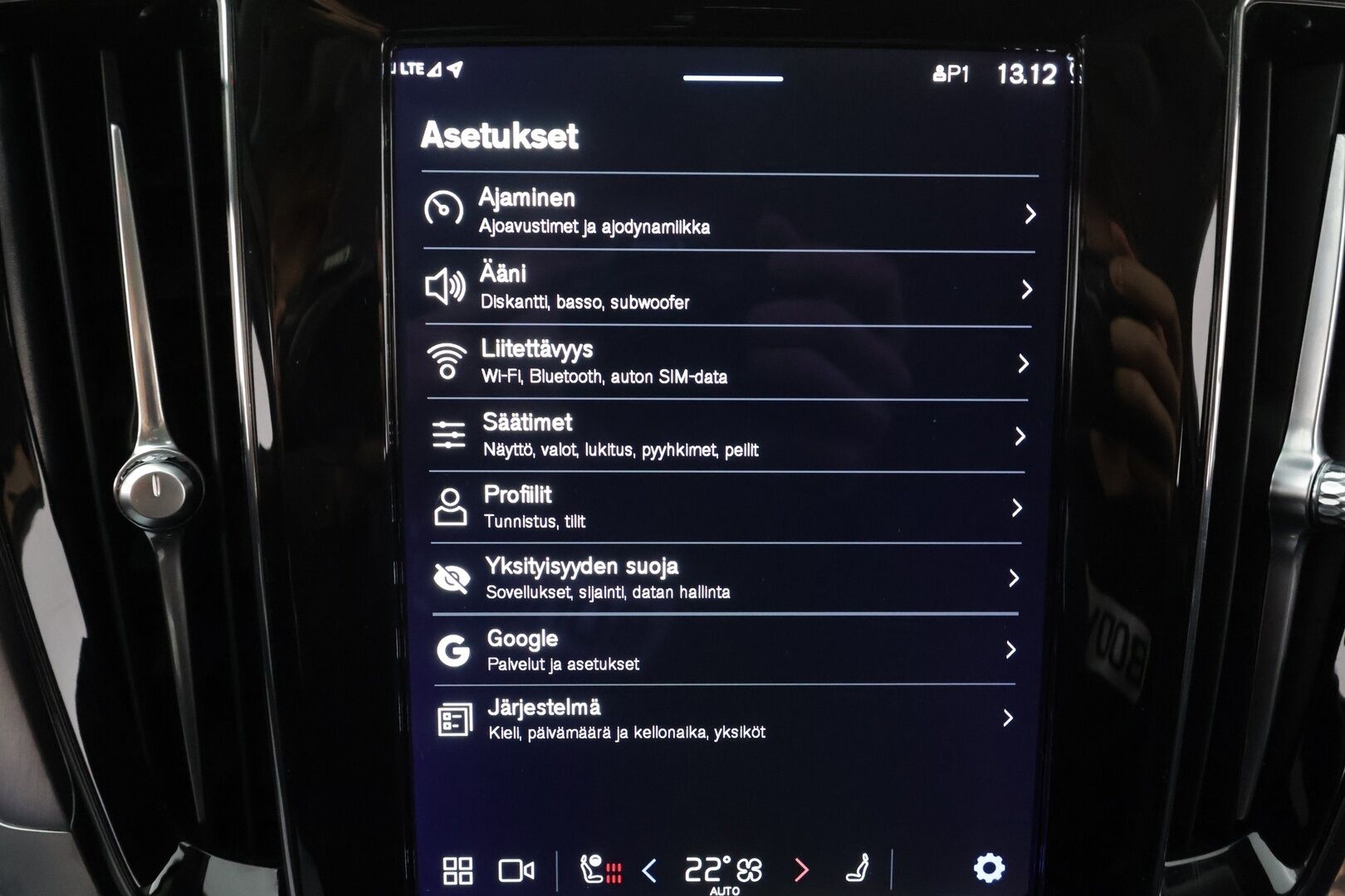 Volvo V60 2023 T6 Long Range Core Bright * ACC / P.kamera / Koukku / LED / Navi / Facelift / BLIS * - Kahdet renkaat aluvanteilla / Merkkihuollettu