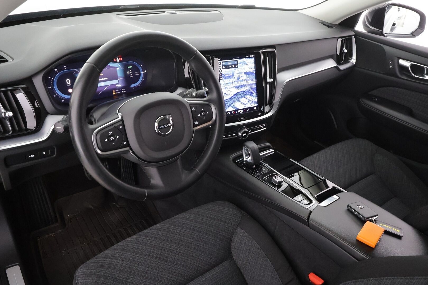 Volvo V60 2023 T6 Long Range Core Bright * ACC / P.kamera / Koukku / LED / Navi / Facelift / BLIS * - Kahdet renkaat aluvanteilla / Merkkihuollettu