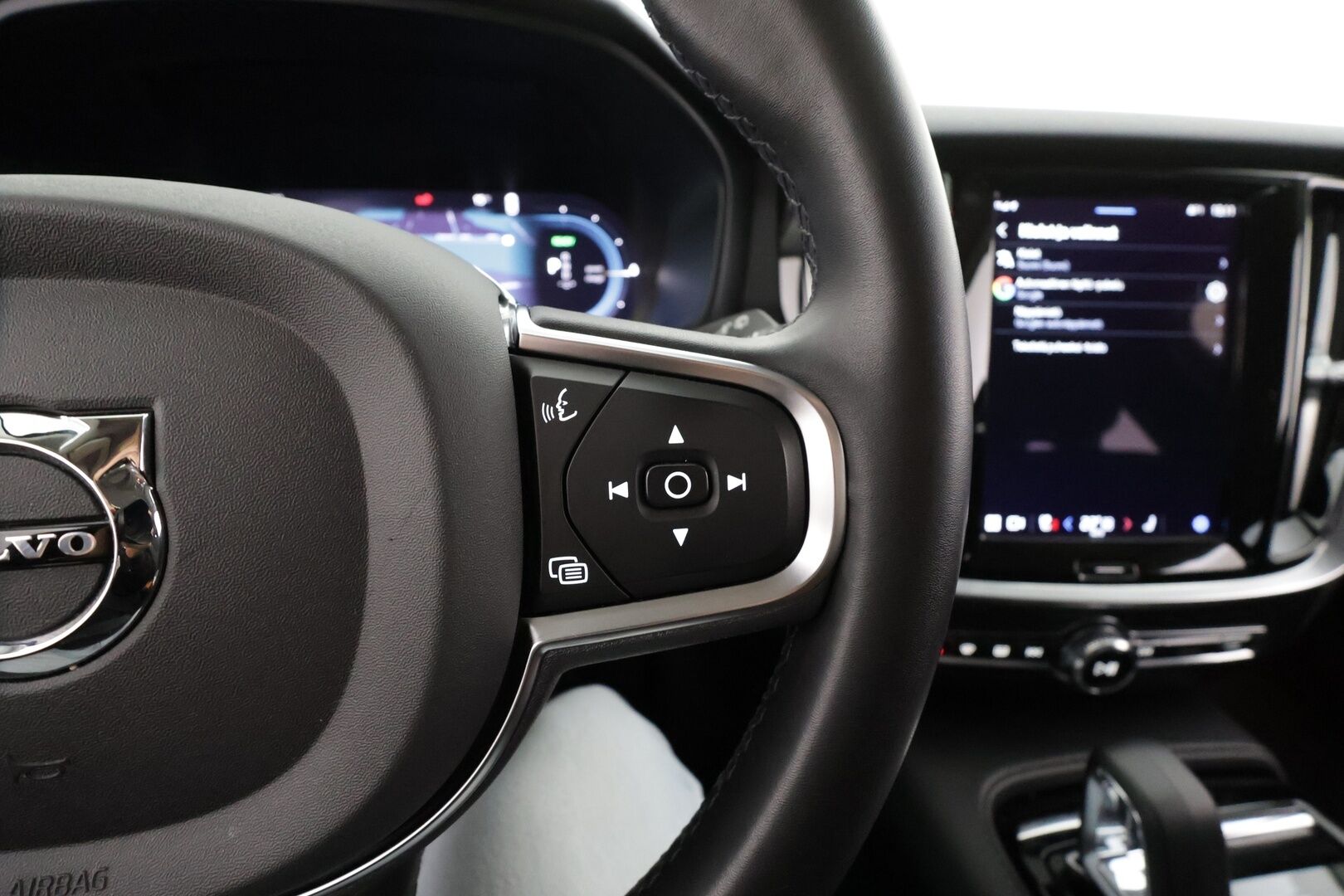 Volvo V60 2023 T6 Long Range Core Bright * ACC / P.kamera / Koukku / LED / Navi / Facelift / BLIS * - Kahdet renkaat aluvanteilla / Merkkihuollettu