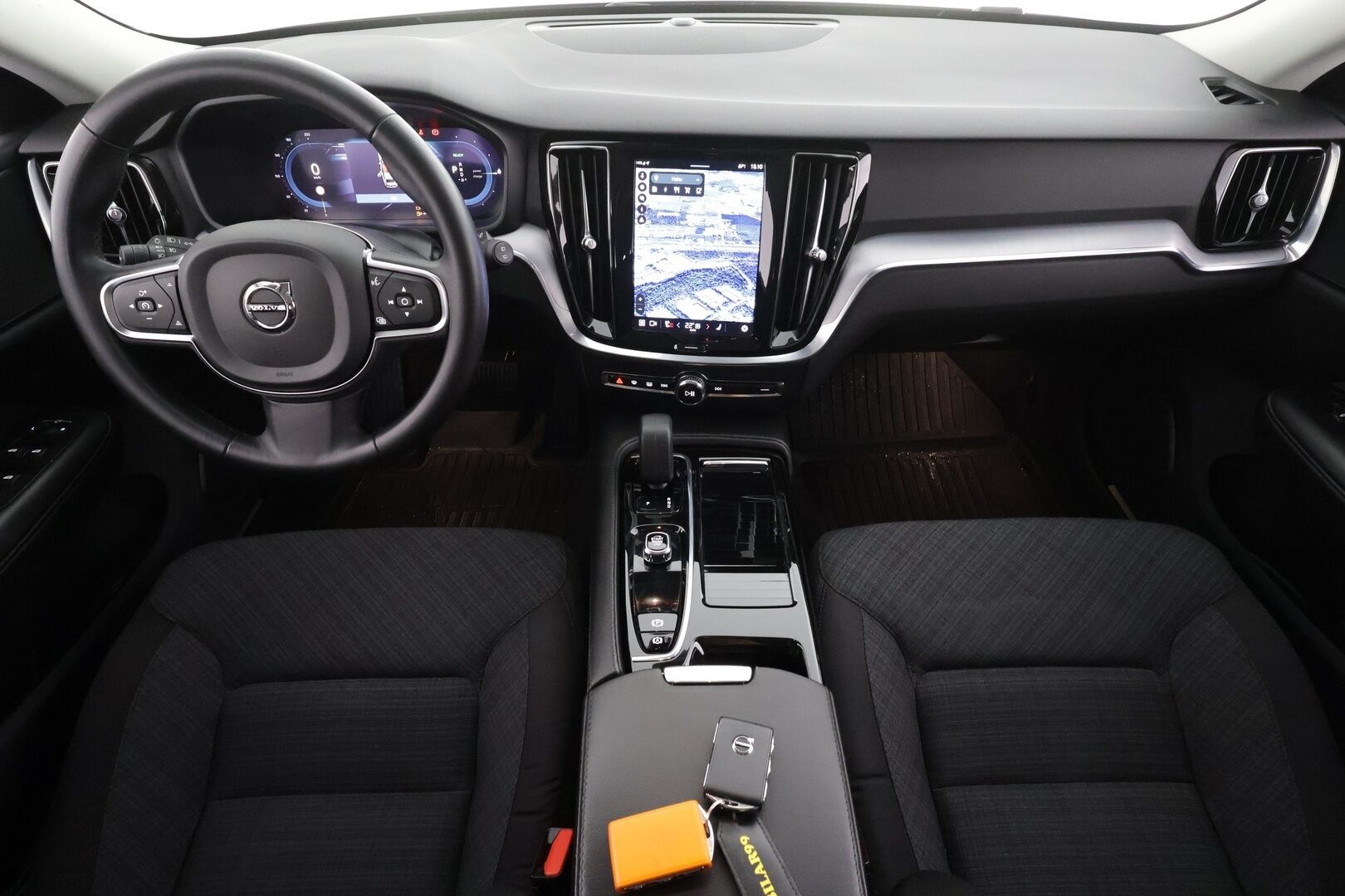 Volvo V60 2023 T6 Long Range Core Bright * ACC / P.kamera / Koukku / LED / Navi / Facelift / BLIS * - Kahdet renkaat aluvanteilla / Merkkihuollettu