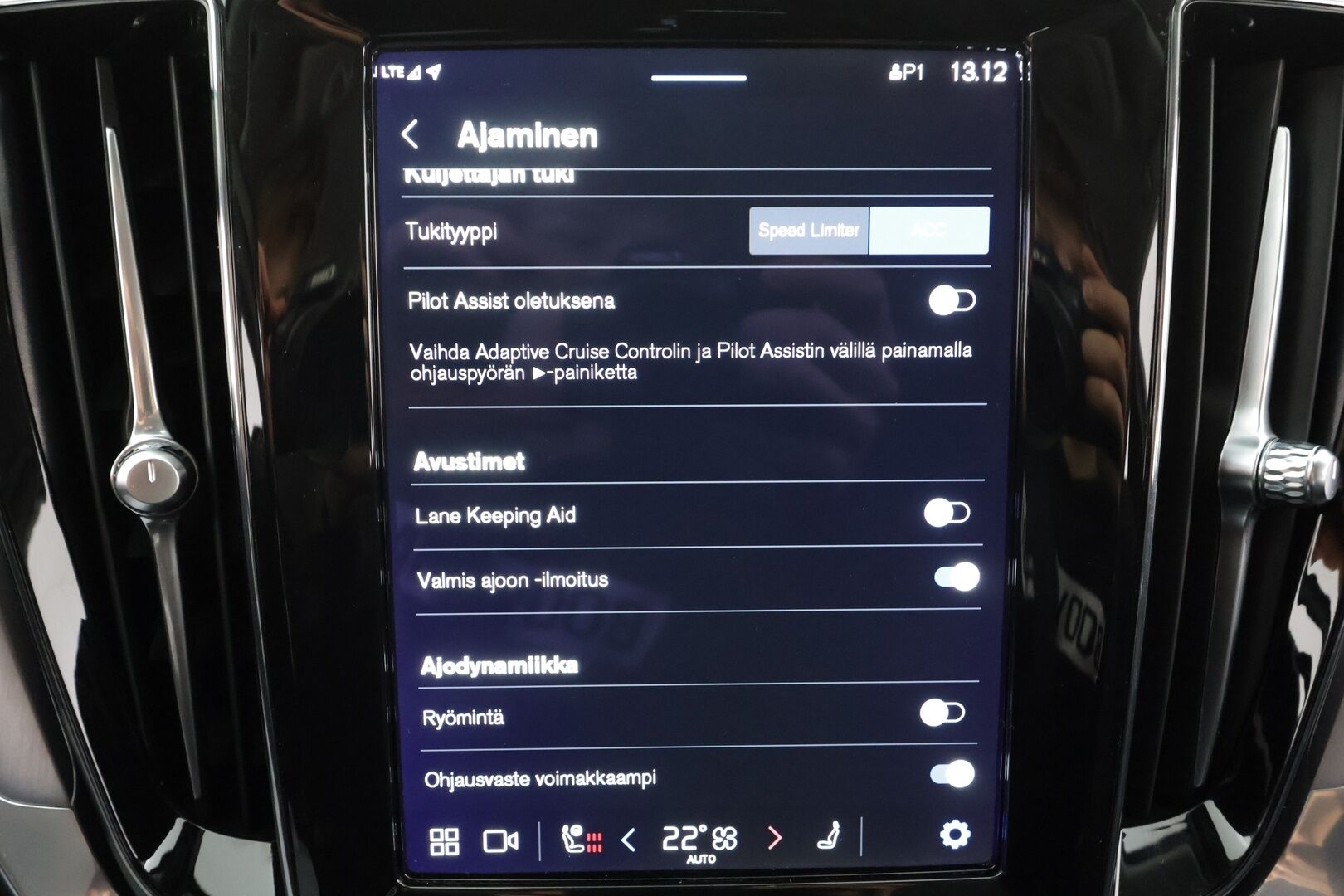 Volvo V60 2023 T6 Long Range Core Bright * ACC / P.kamera / Koukku / LED / Navi / Facelift / BLIS * - Kahdet renkaat aluvanteilla / Merkkihuollettu