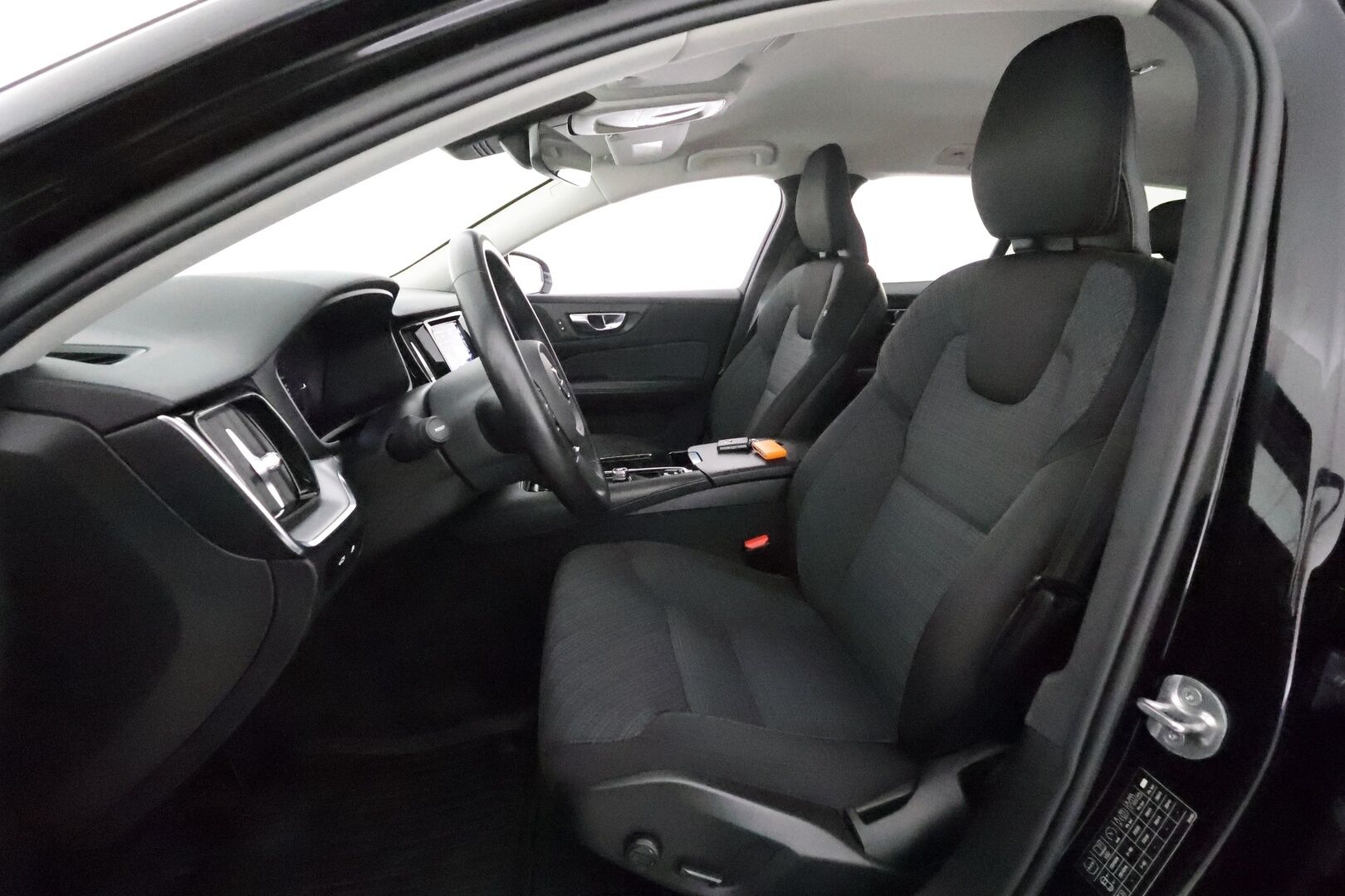 Volvo V60 2023 T6 Long Range Core Bright * ACC / P.kamera / Koukku / LED / Navi / Facelift / BLIS * - Kahdet renkaat aluvanteilla / Merkkihuollettu