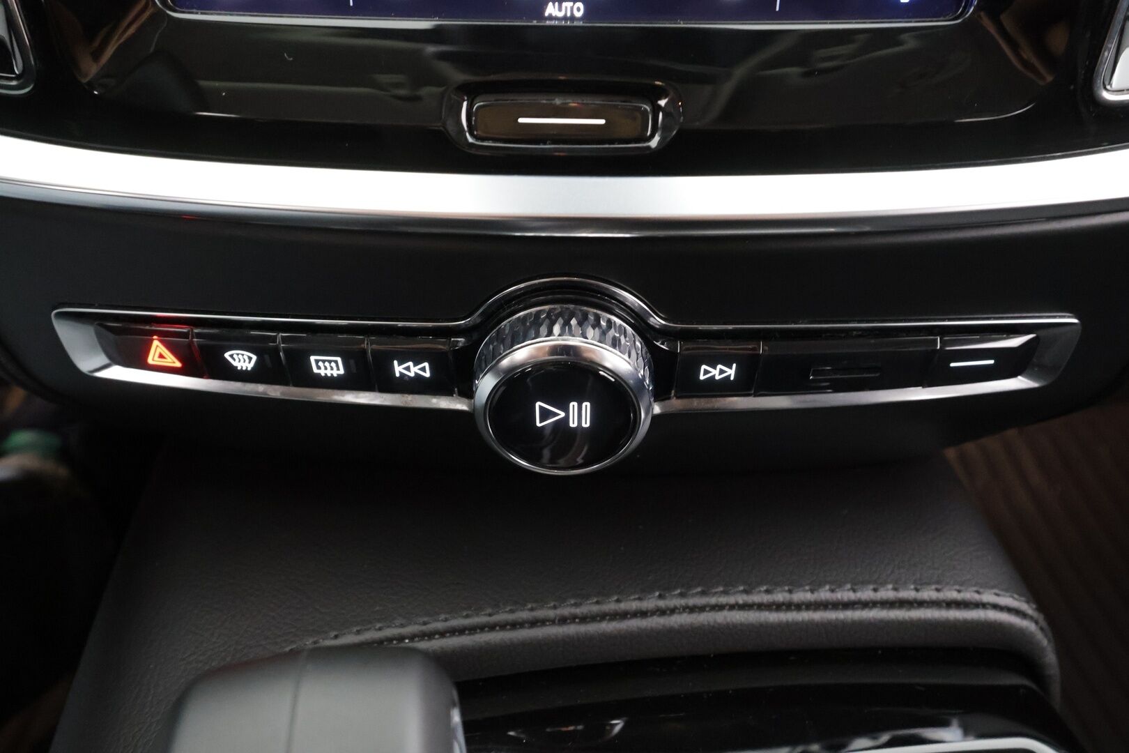 Volvo V60 2023 T6 Long Range Core Bright * ACC / P.kamera / Koukku / LED / Navi / Facelift / BLIS * - Kahdet renkaat aluvanteilla / Merkkihuollettu