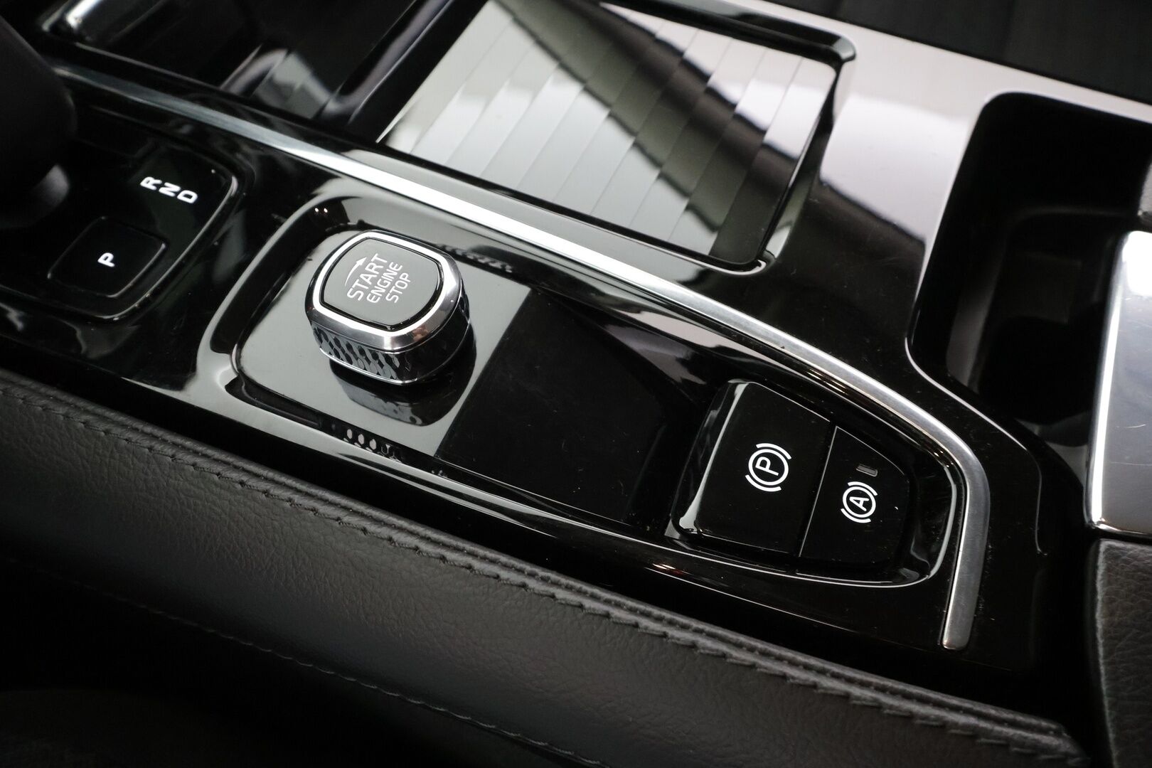 Volvo V60 2023 T6 Long Range Core Bright * ACC / P.kamera / Koukku / LED / Navi / Facelift / BLIS * - Kahdet renkaat aluvanteilla / Merkkihuollettu - HULLUT AVAJAISHULINAT KORKOTARJOUS 3,29 %