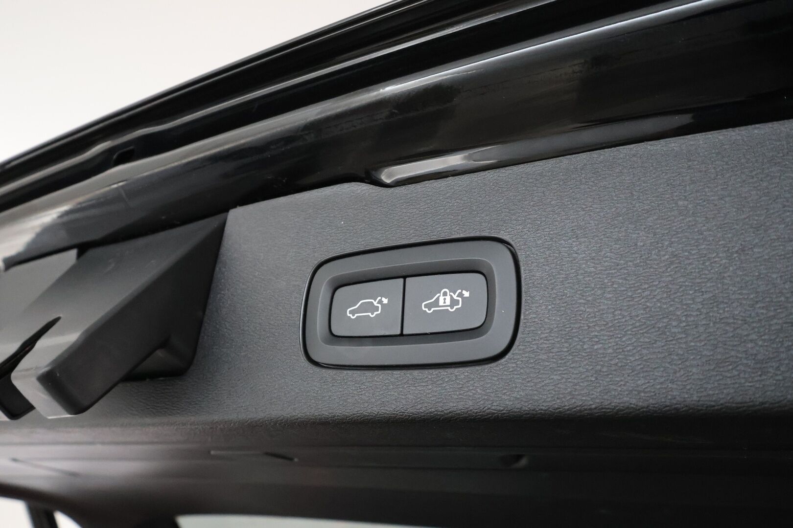 Volvo V60 2023 T6 Long Range Core Bright * ACC / P.kamera / Koukku / LED / Navi / Facelift / BLIS * - Kahdet renkaat aluvanteilla / Merkkihuollettu