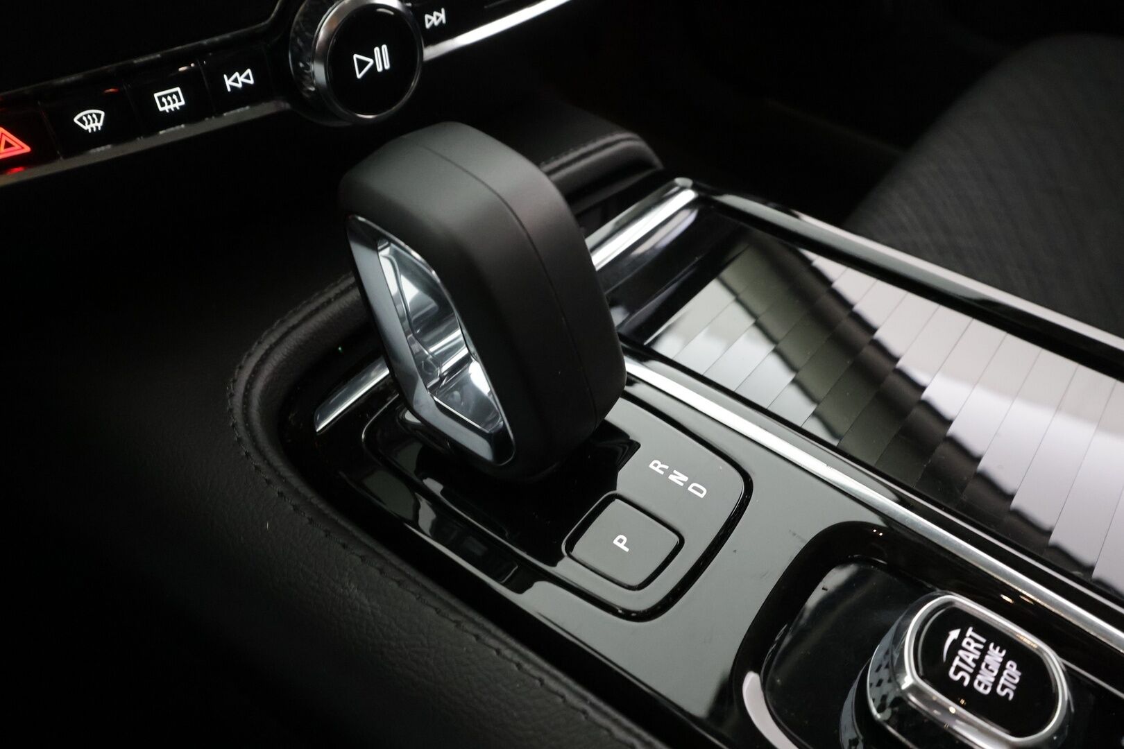 Volvo V60 2023 T6 Long Range Core Bright * ACC / P.kamera / Koukku / LED / Navi / Facelift / BLIS * - Kahdet renkaat aluvanteilla / Merkkihuollettu