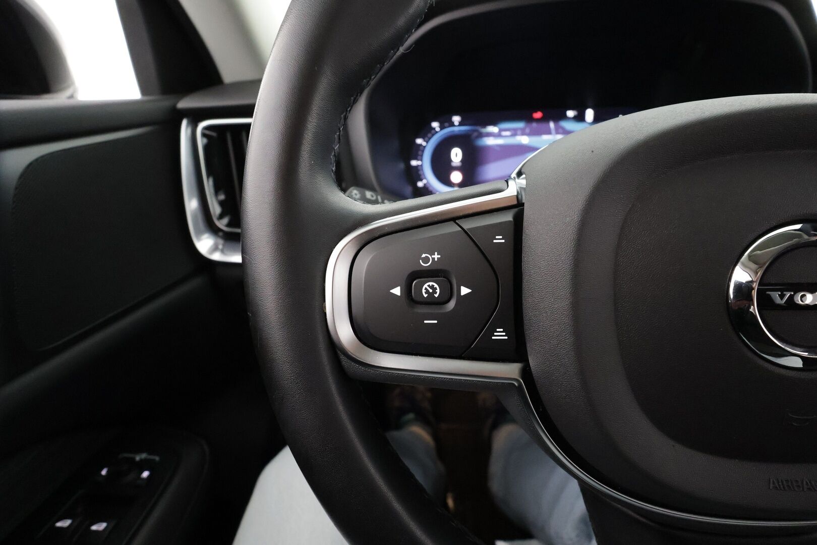 Volvo V60 2023 T6 Long Range Core Bright * ACC / P.kamera / Koukku / LED / Navi / Facelift / BLIS * - Kahdet renkaat aluvanteilla / Merkkihuollettu