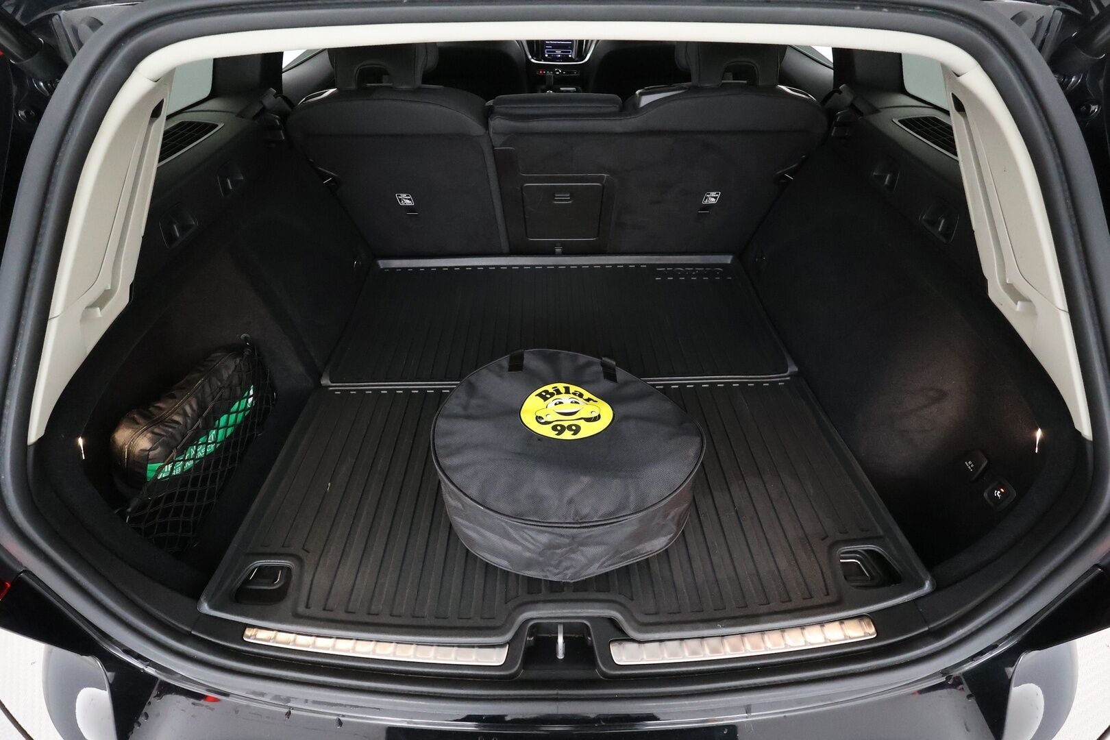 Volvo V60 2023 T6 Long Range Core Bright * ACC / P.kamera / Koukku / LED / Navi / Facelift / BLIS * - Kahdet renkaat aluvanteilla / Merkkihuollettu