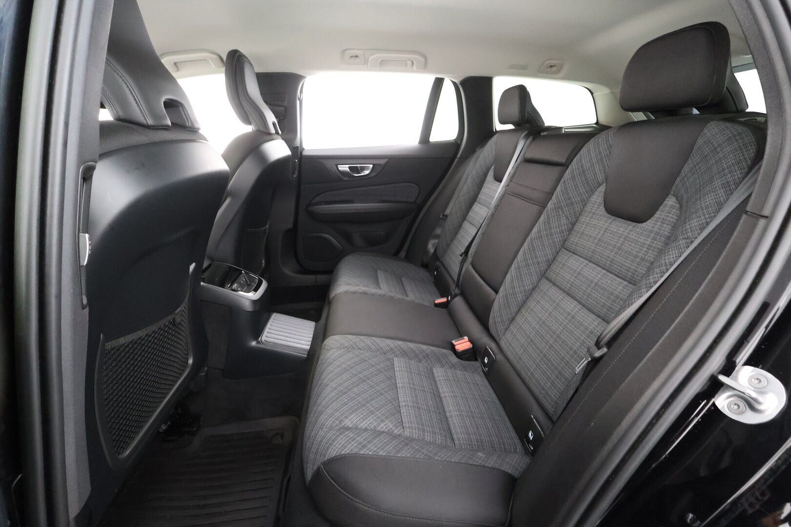 Volvo V60 2023 T6 Long Range Core Bright * ACC / P.kamera / Koukku / LED / Navi / Facelift / BLIS * - Kahdet renkaat aluvanteilla / Merkkihuollettu